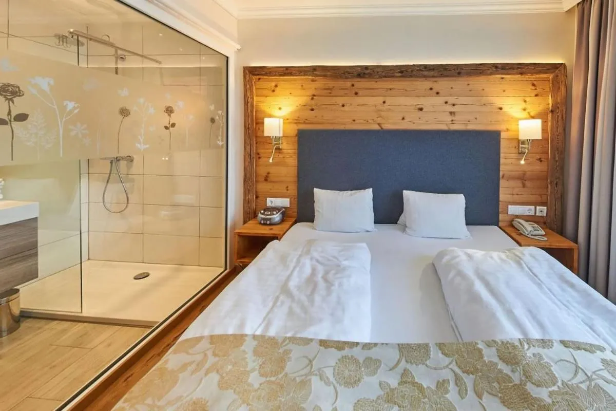 Shower, Bed in Landhaus Ramsau