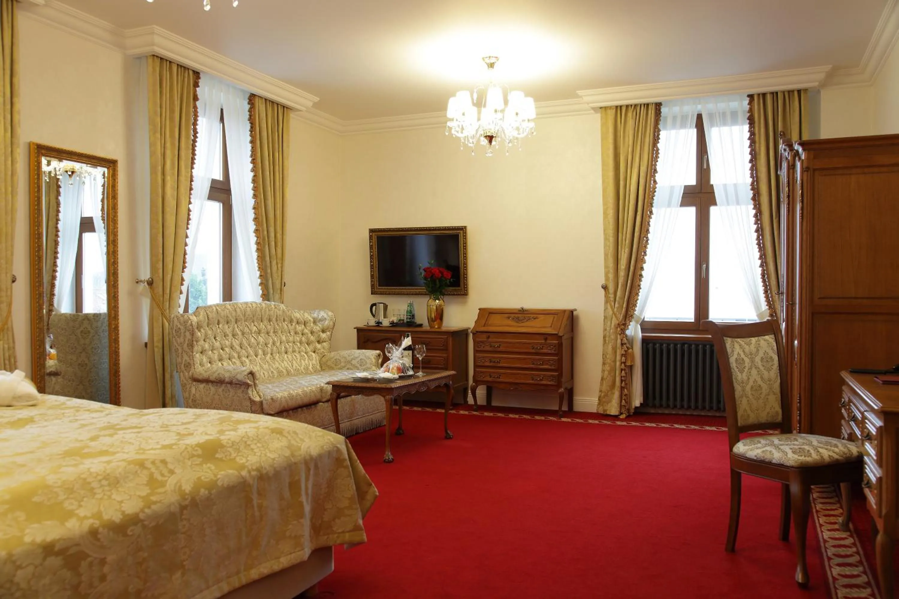 Photo of the whole room, Bed in Palac Mortegi Hotel & SPA- Restauracja Szlachecka, SPA, Basen, Sauny, Jazda Konna, Mini Zoo- Luksus, Relaks i Przyroda w jednym!