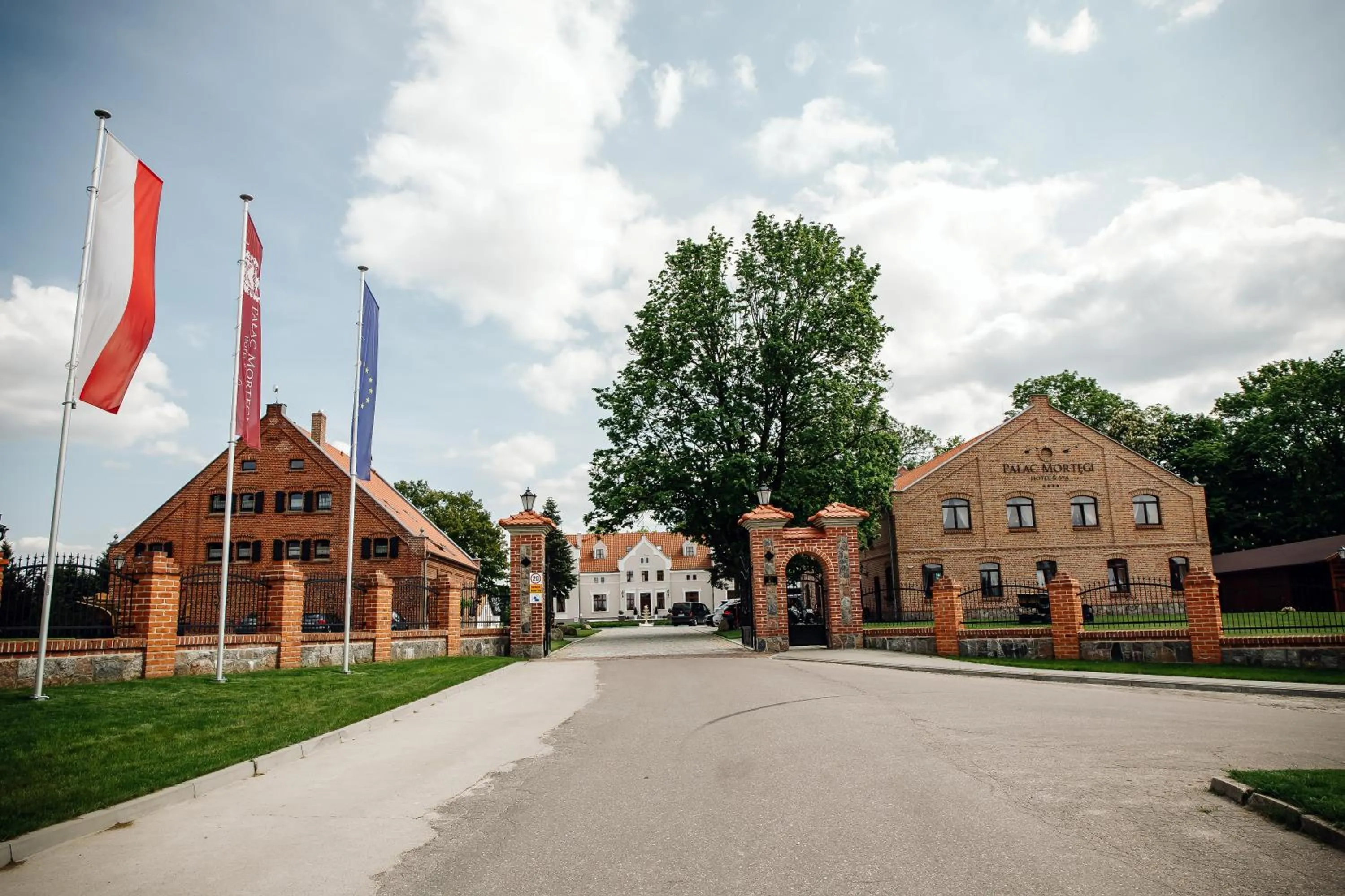 Property building in Palac Mortegi Hotel & SPA- Restauracja Szlachecka, SPA, Basen, Sauny, Jazda Konna, Mini Zoo- Luksus, Relaks i Przyroda w jednym!