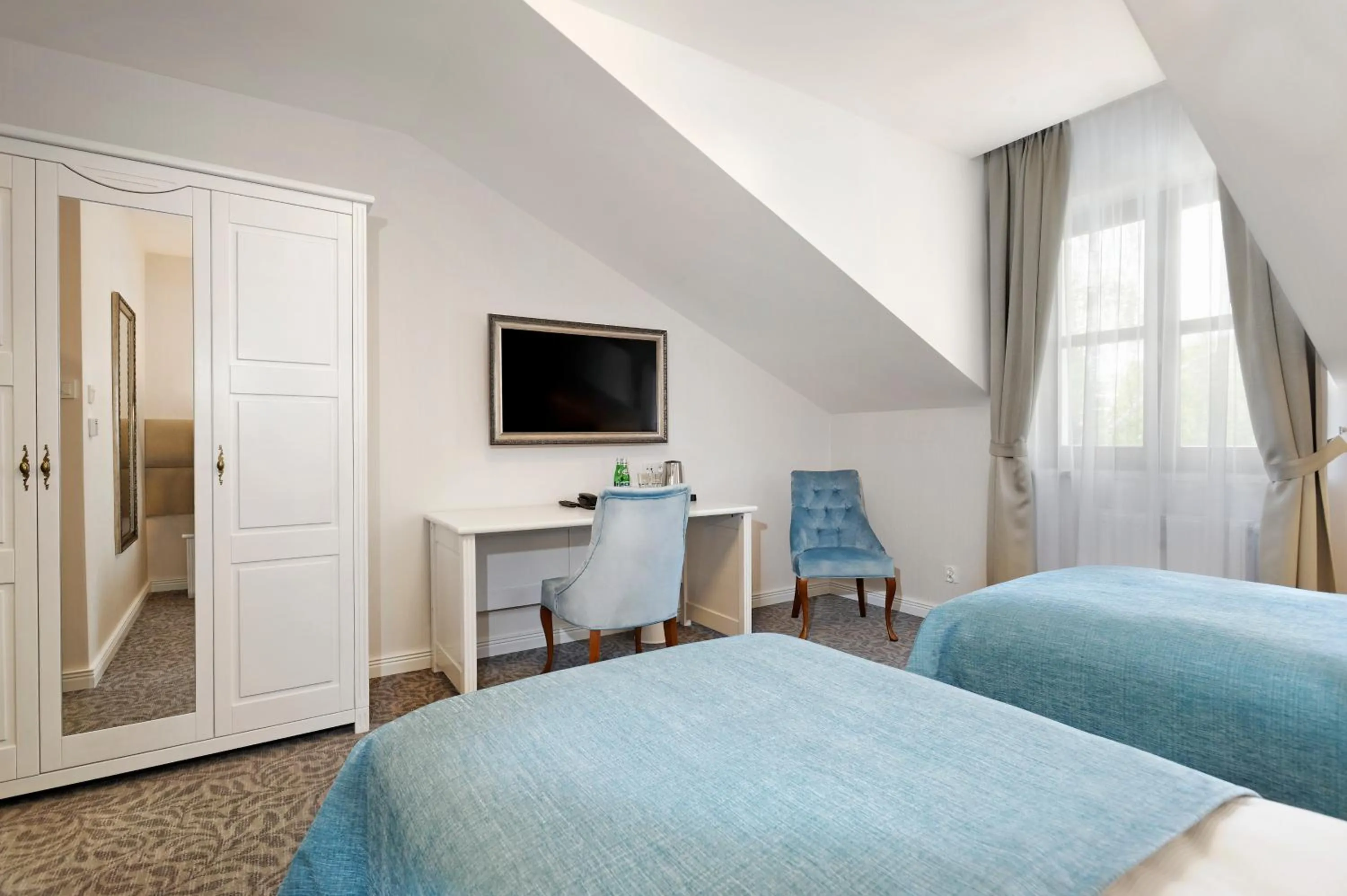 TV and multimedia, Bed in Palac Mortegi Hotel & SPA- Restauracja Szlachecka, SPA, Basen, Sauny, Jazda Konna, Mini Zoo- Luksus, Relaks i Przyroda w jednym!