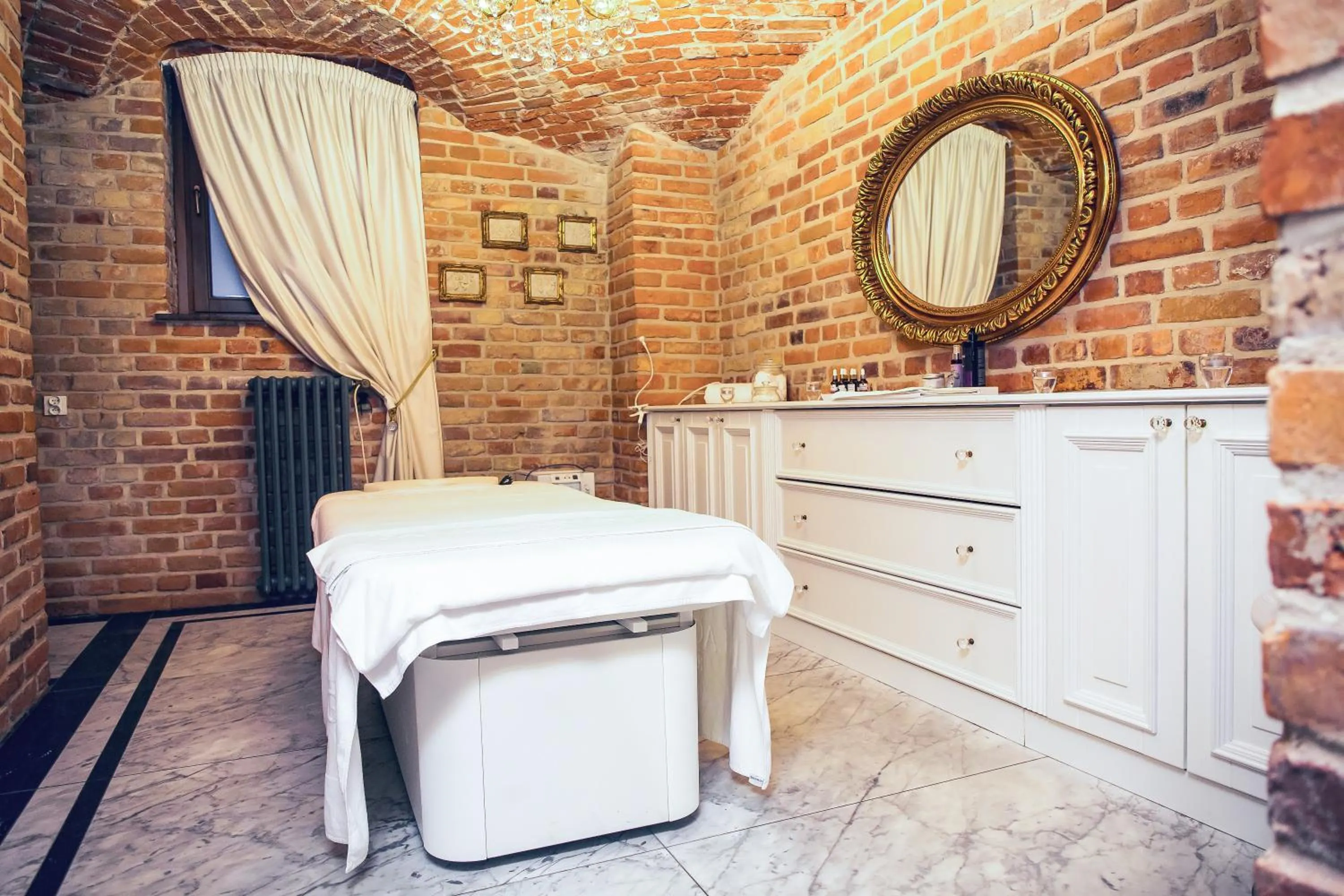 Massage in Palac Mortegi Hotel & SPA- Restauracja Szlachecka, SPA, Basen, Sauny, Jazda Konna, Mini Zoo- Luksus, Relaks i Przyroda w jednym!