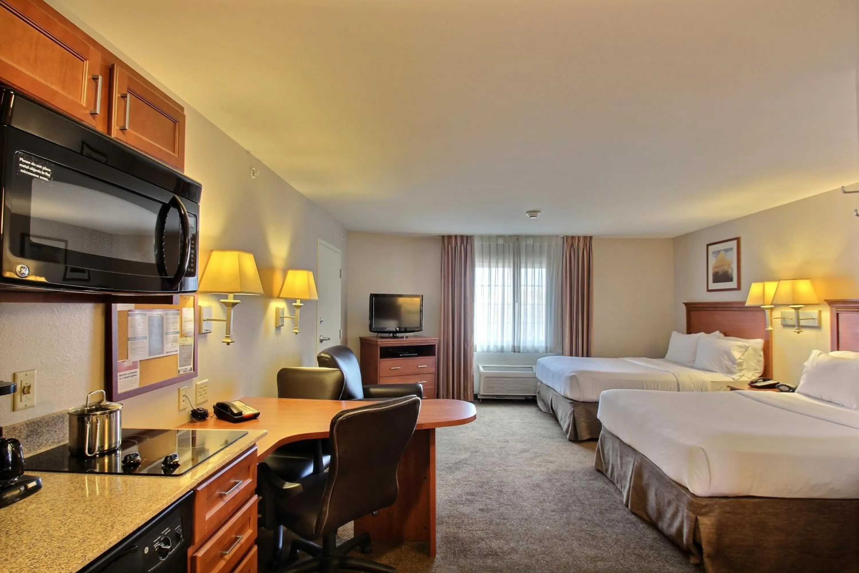 Photo of the whole room, Bed in Candlewood Suites Milwaukee Airport - Oak Creek by IHG