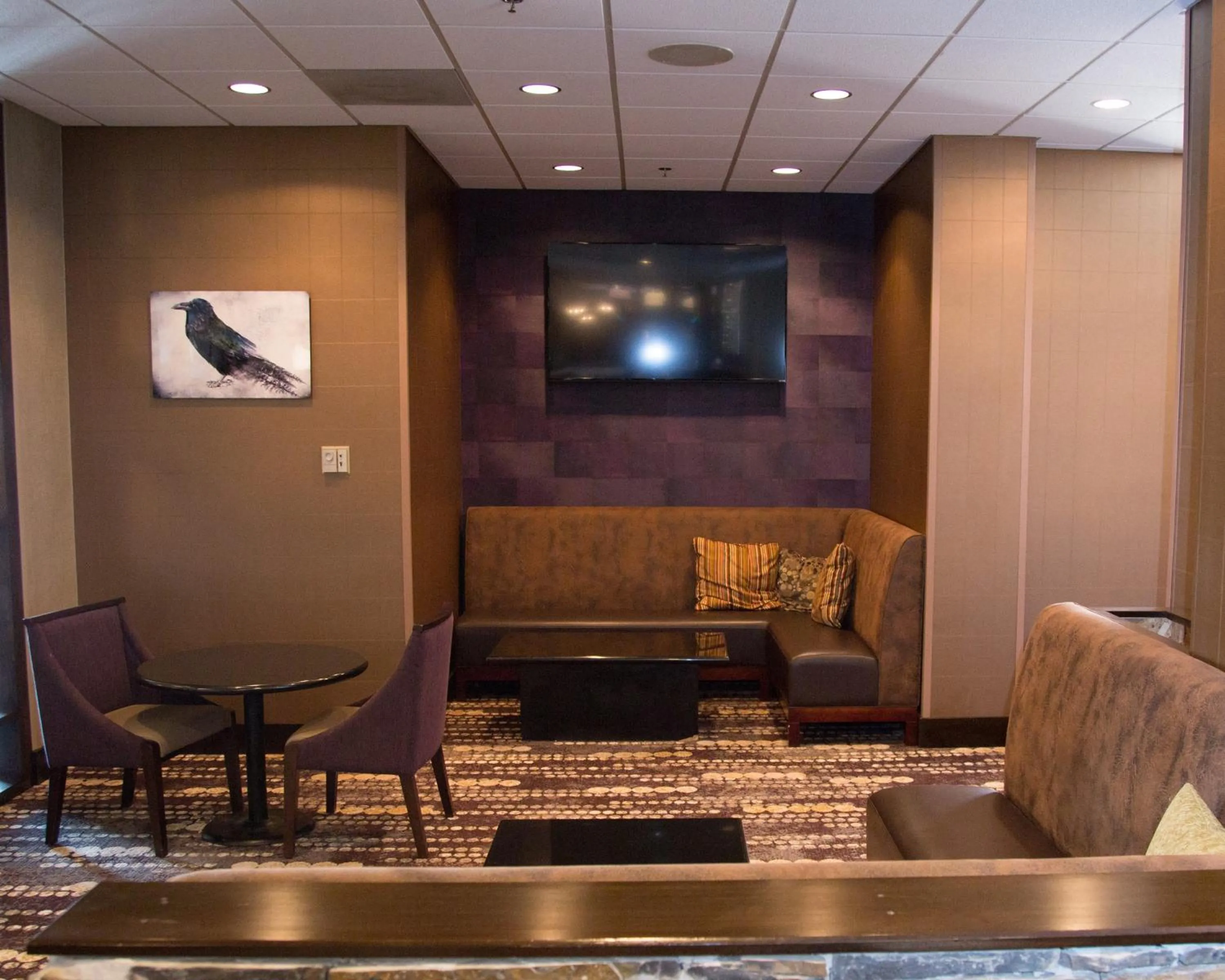 Lounge or bar in DoubleTree by Hilton Rapid City Downtown Convention Center
