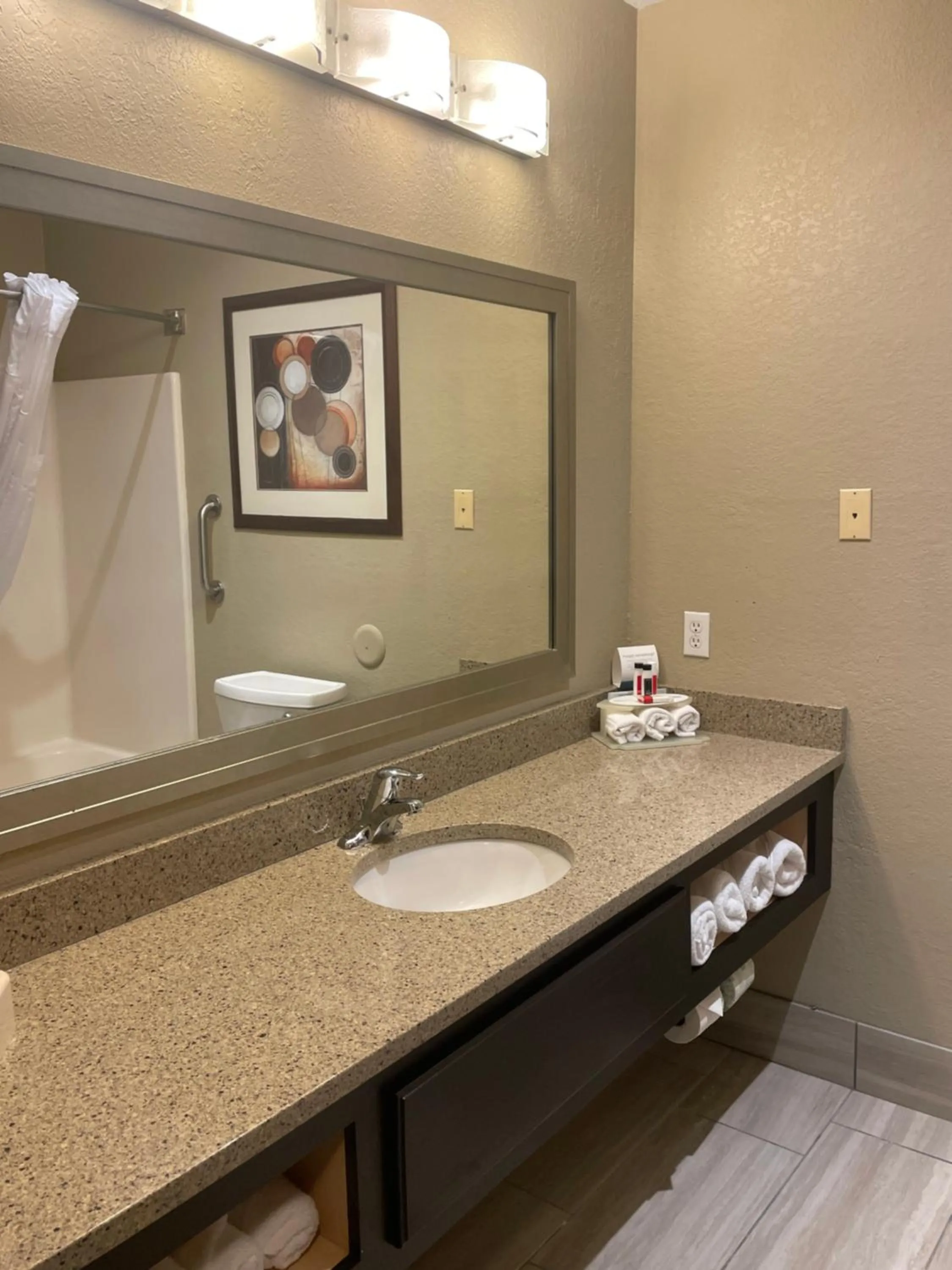 Stay Suites formerly known as Days Inn & Suites by Wyndham La Crosse-Onalaska