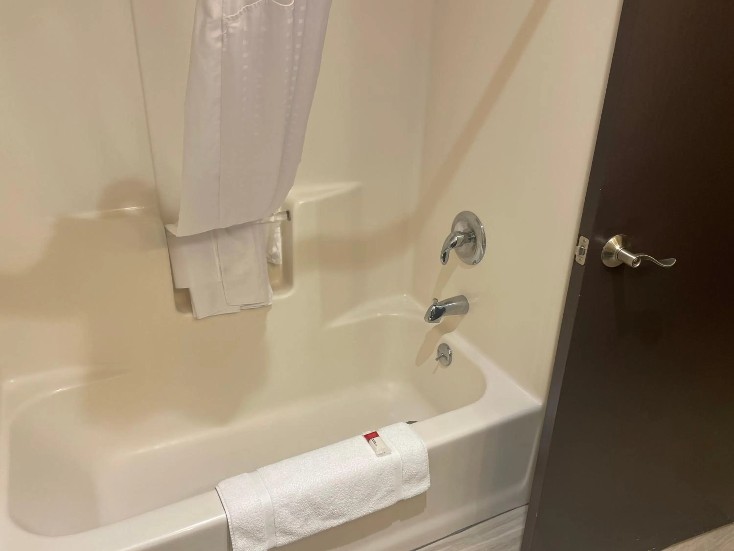 Stay Suites formerly known as Days Inn & Suites by Wyndham La Crosse-Onalaska