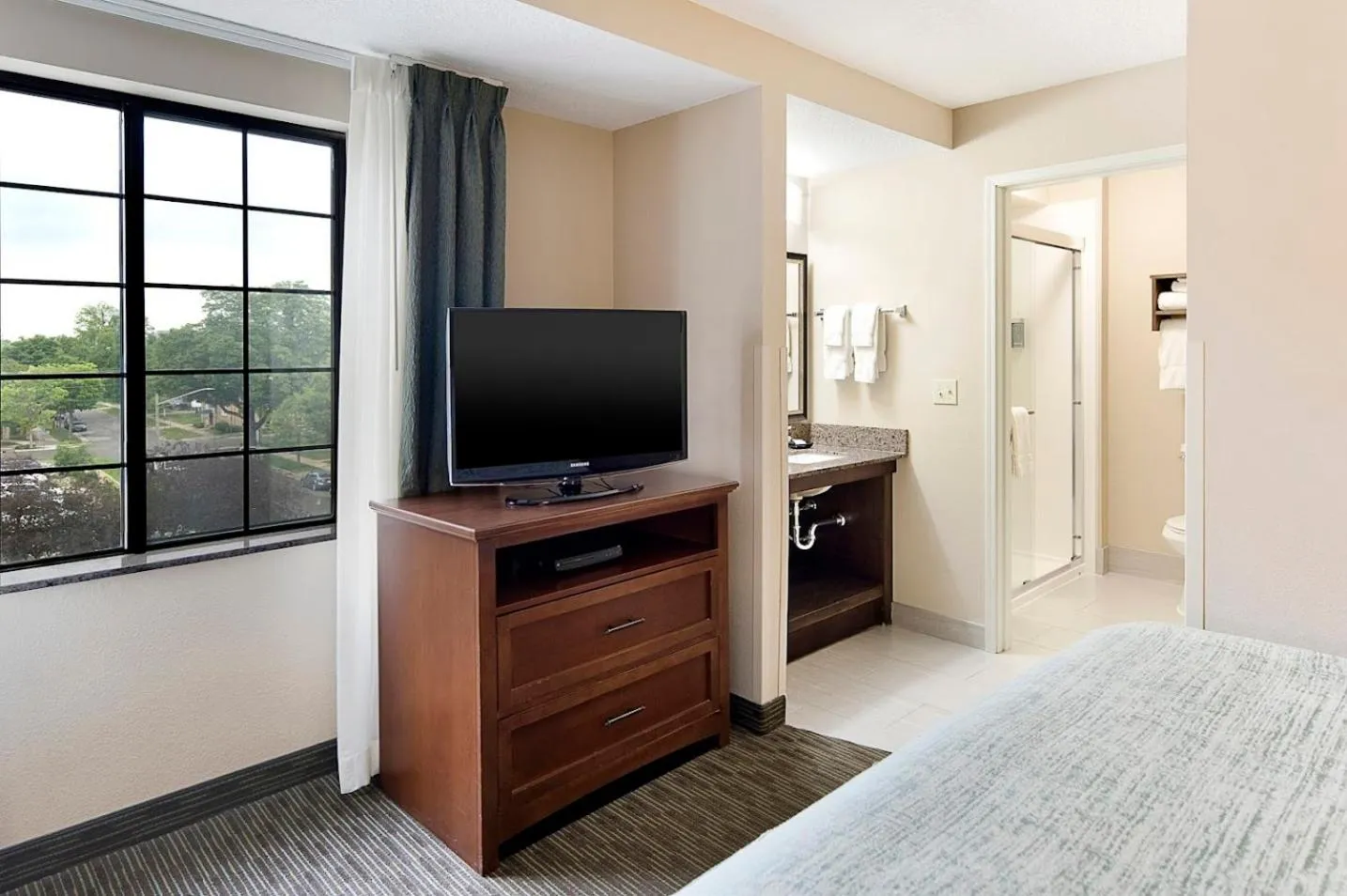 Bathroom, Bed in Aspen Suites - Rochester