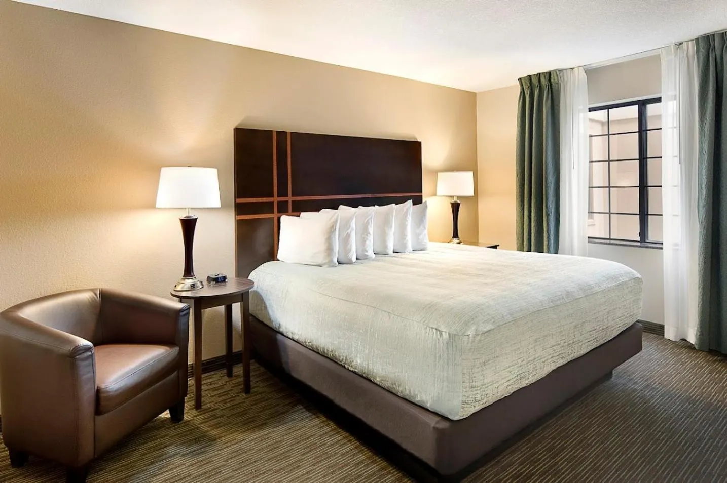 Bedroom, Bed in Aspen Suites - Rochester