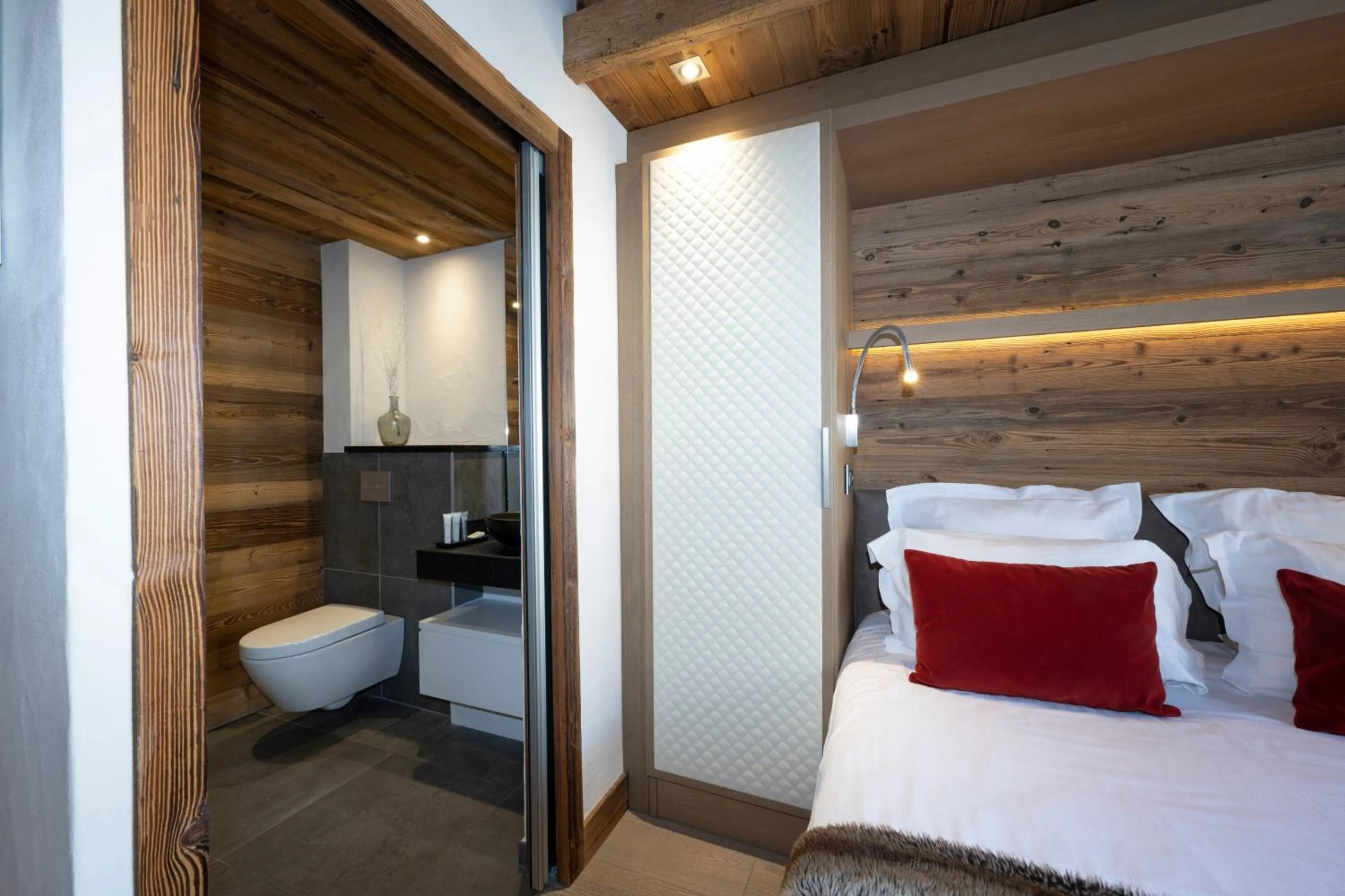 Toilet, Bed in MGM Hôtels & Résidences - Résidence Le Cristal de Jade