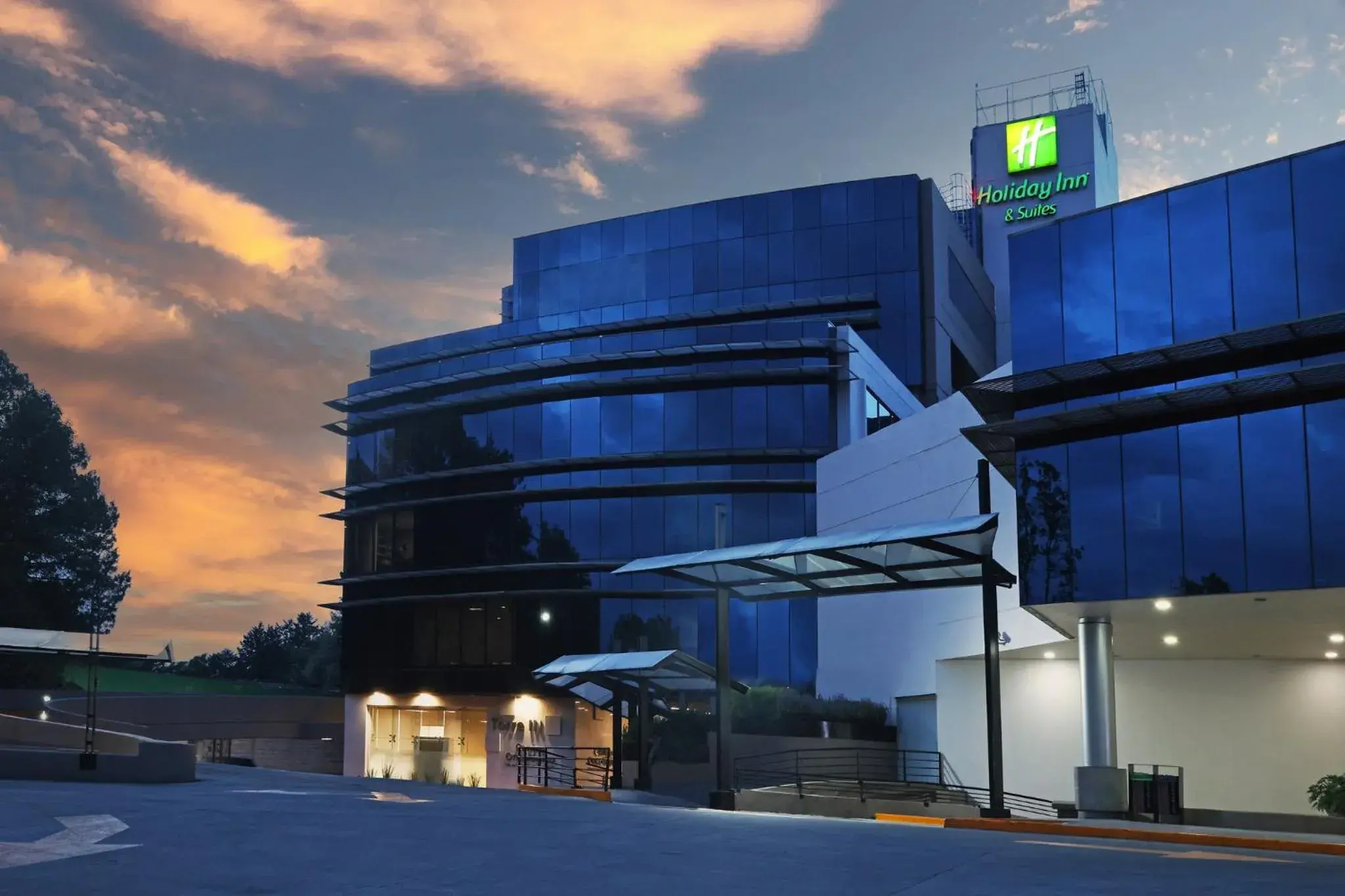 Property building in Holiday Inn Hotel & Suites Mexico Medica Sur by IHG Property building in Holiday Inn Hotel & Suites Mexico Medica Sur by IHG