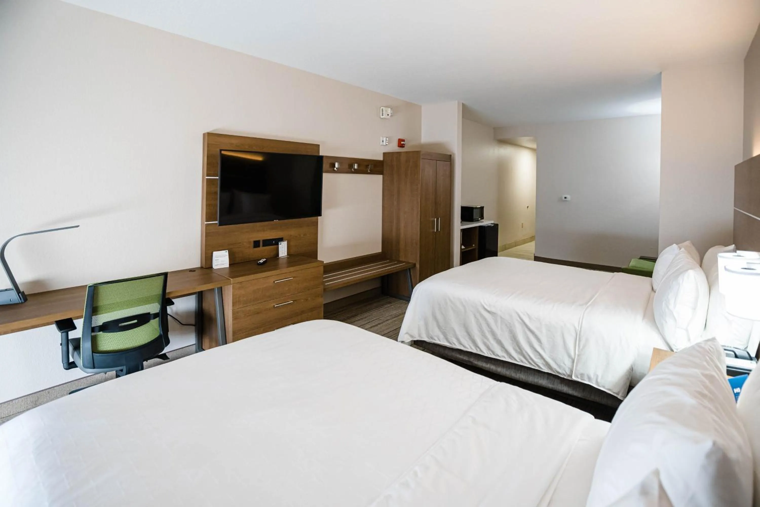 Photo of the whole room, Bed in Holiday Inn Express & Suites Knoxville-Farragut by IHG