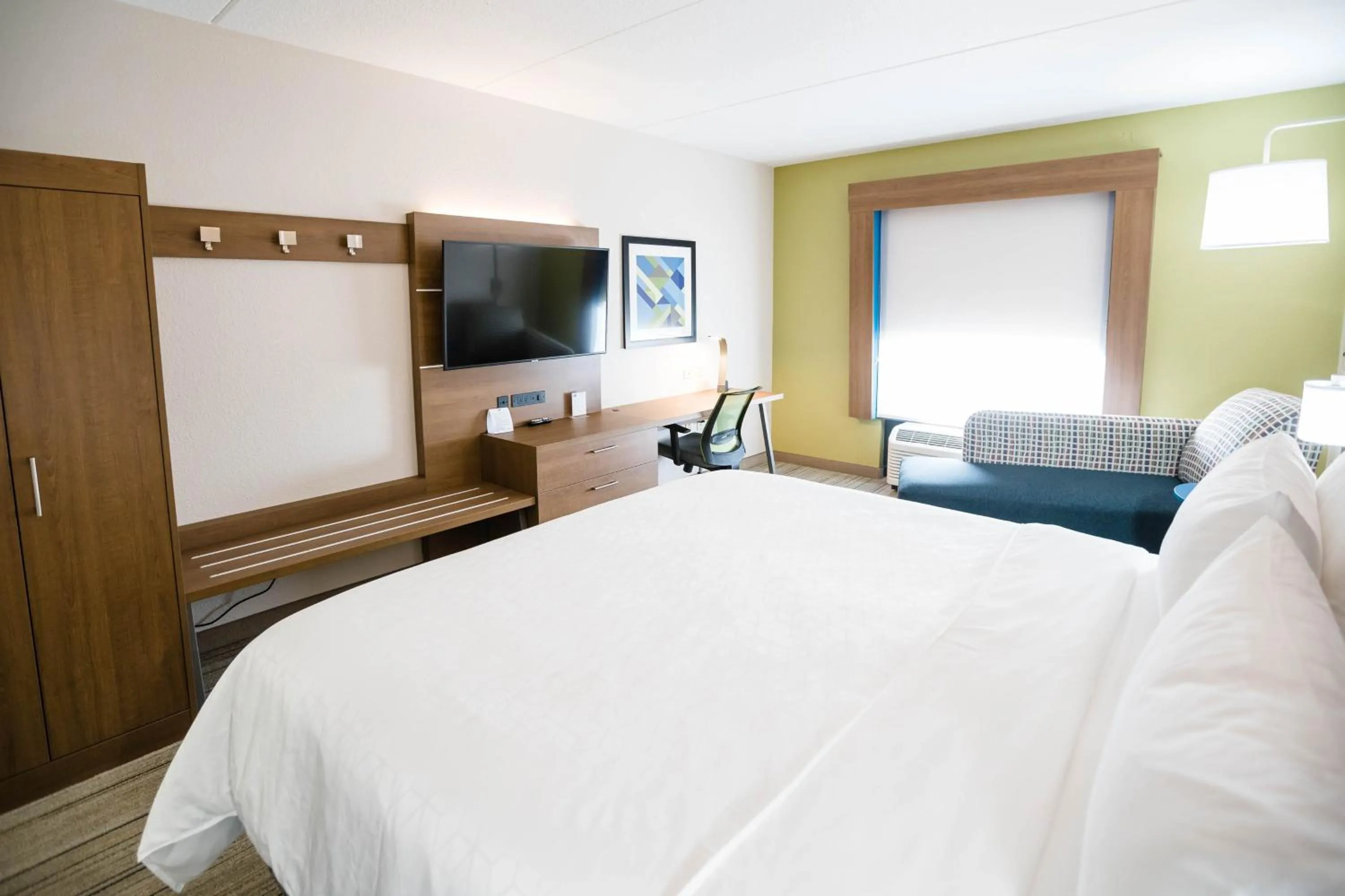 Photo of the whole room, Bed in Holiday Inn Express & Suites Knoxville-Farragut by IHG