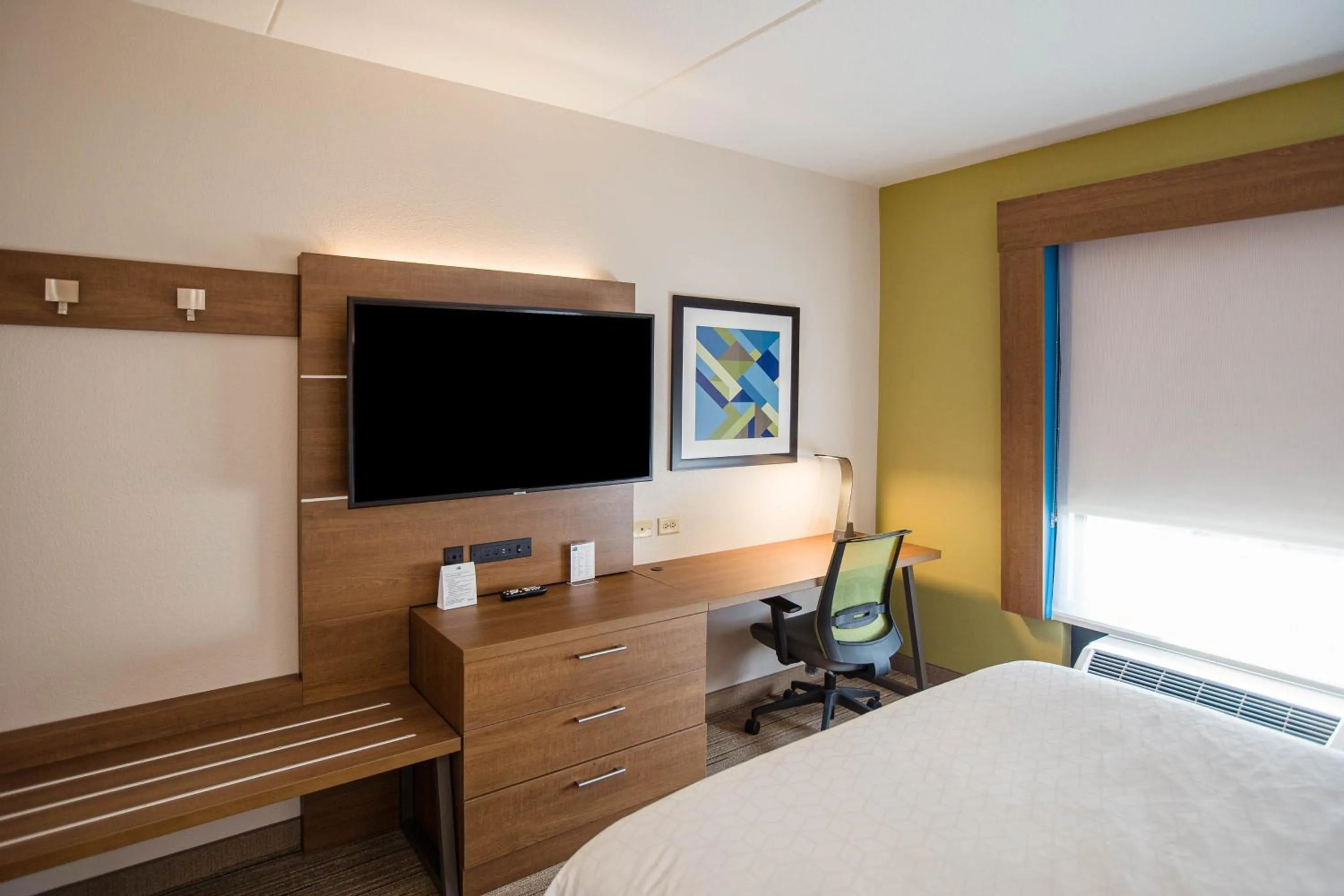 Photo of the whole room, Bed in Holiday Inn Express & Suites Knoxville-Farragut by IHG