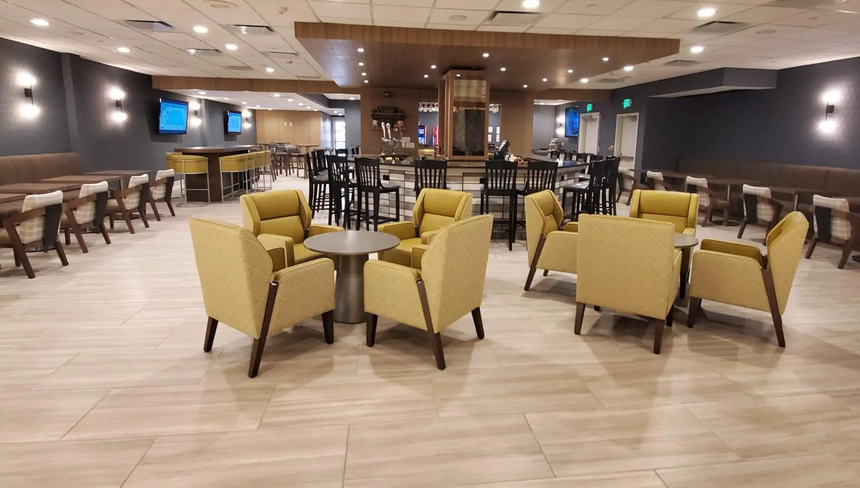 Lounge or bar in Crowne Plaza Chicago-Northbrook, an IHG Hotel Lounge or bar in Crowne Plaza Chicago-Northbrook, an IHG Hotel