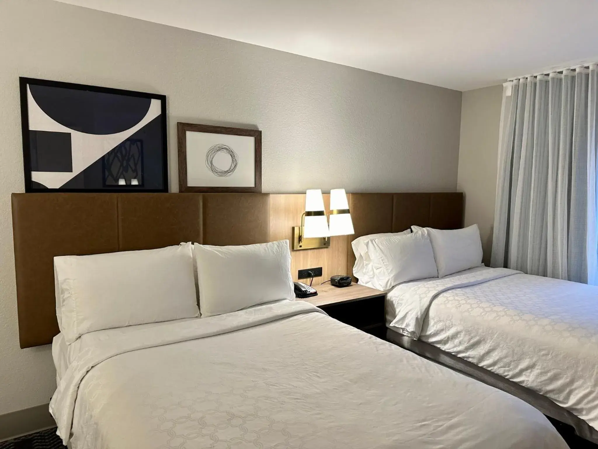 Two-Bedroom Suite with Mobility Accessible Tub in Staybridge Suites Milwaukee West-Oconomowoc by IHG Two-Bedroom Suite with Mobility Accessible Tub in Staybridge Suites Milwaukee West-Oconomowoc by IHG