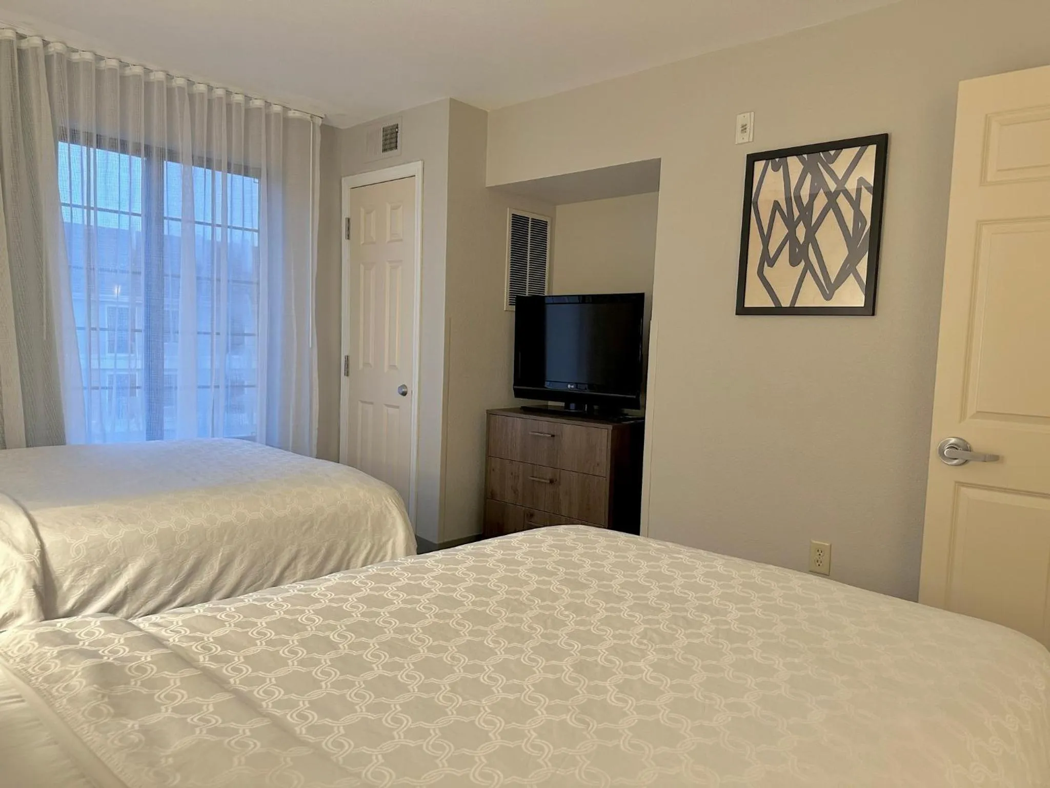 Photo of the whole room, Bed in Staybridge Suites Milwaukee West-Oconomowoc by IHG