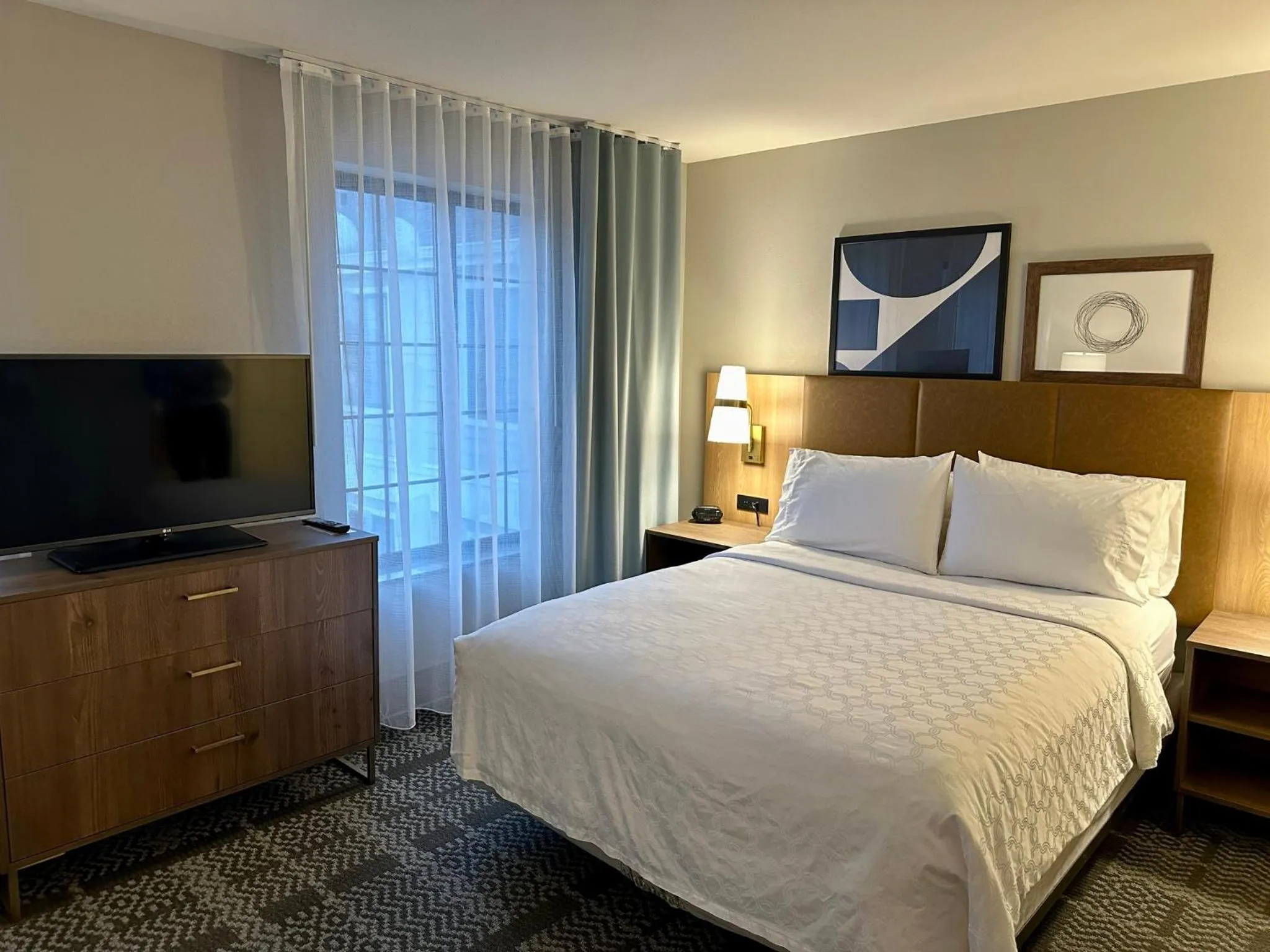 Photo of the whole room, Bed in Staybridge Suites Milwaukee West-Oconomowoc by IHG