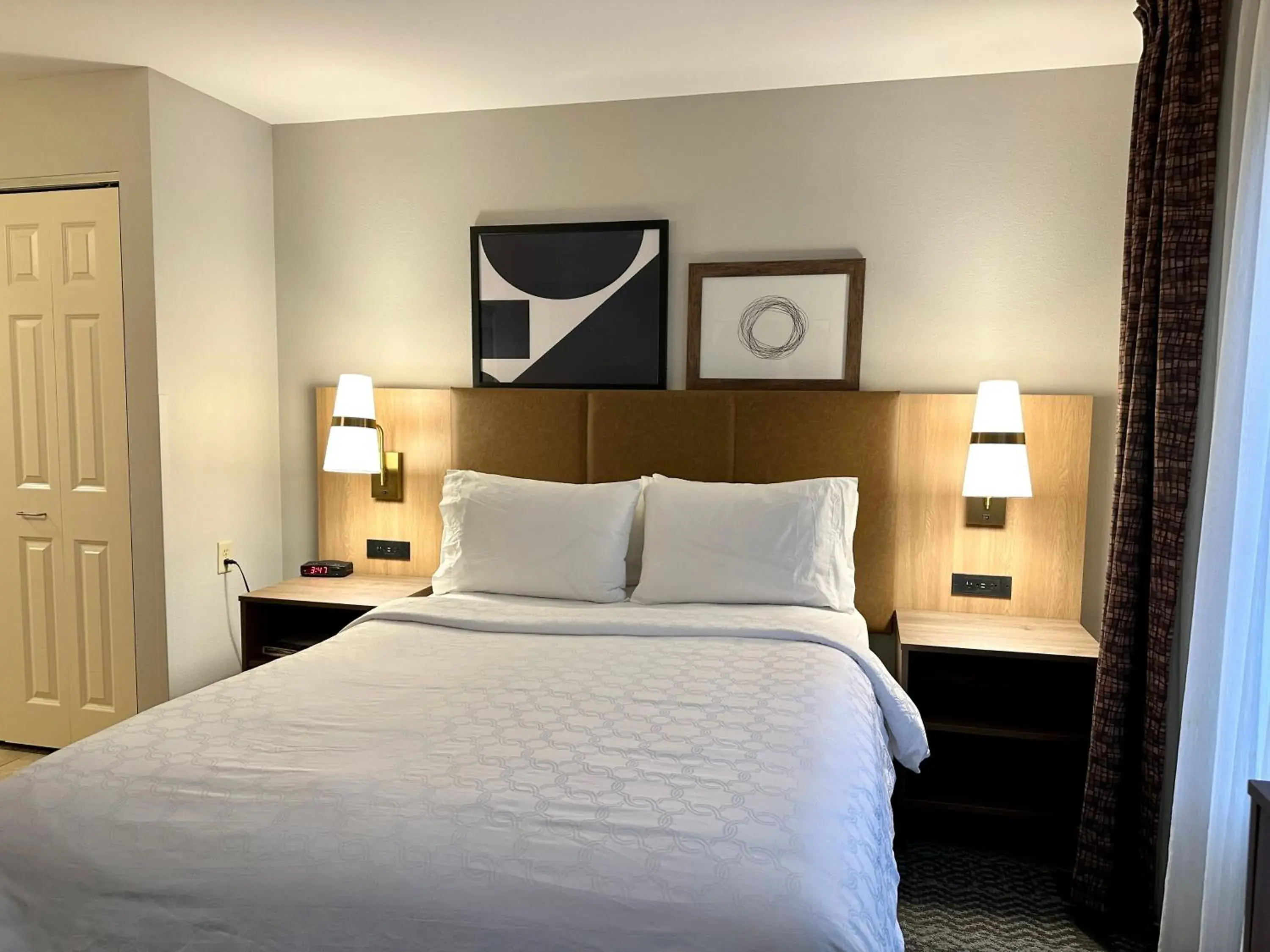Bed in Staybridge Suites Milwaukee West-Oconomowoc by IHG Bed in Staybridge Suites Milwaukee West-Oconomowoc by IHG