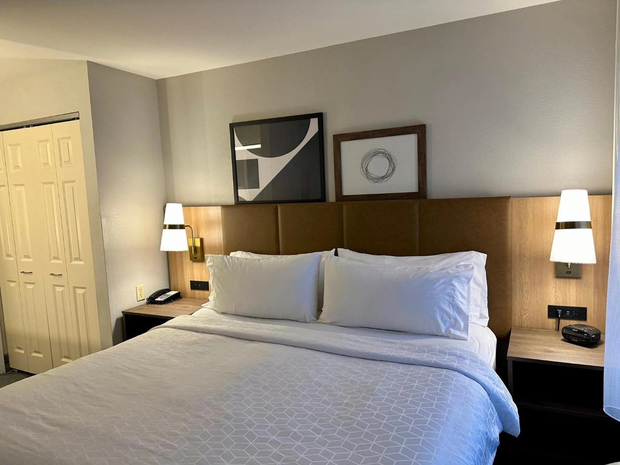 Photo of the whole room, Bed in Staybridge Suites Milwaukee West-Oconomowoc by IHG