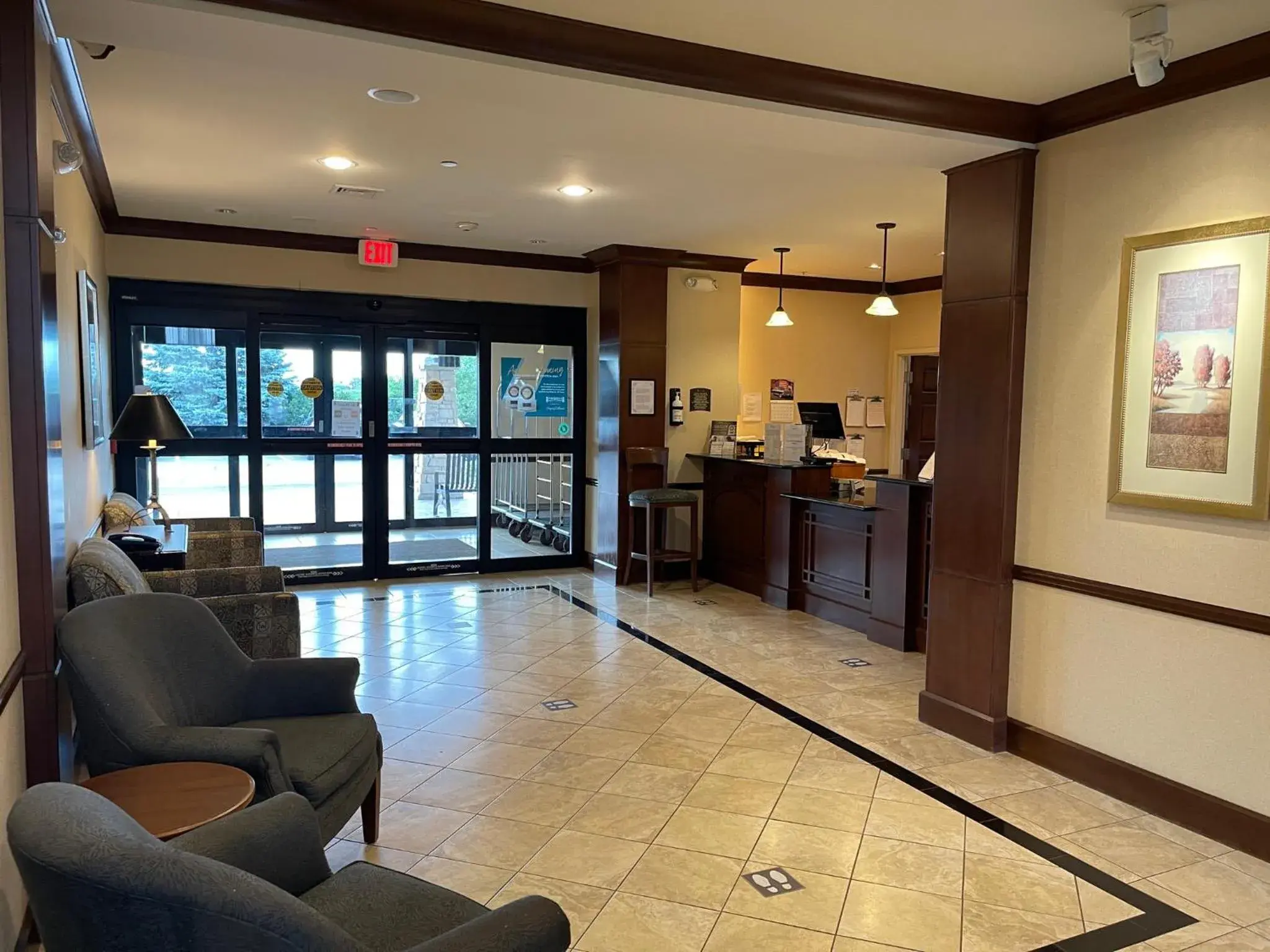 Lobby or reception in Staybridge Suites Milwaukee West-Oconomowoc by IHG Lobby or reception in Staybridge Suites Milwaukee West-Oconomowoc by IHG