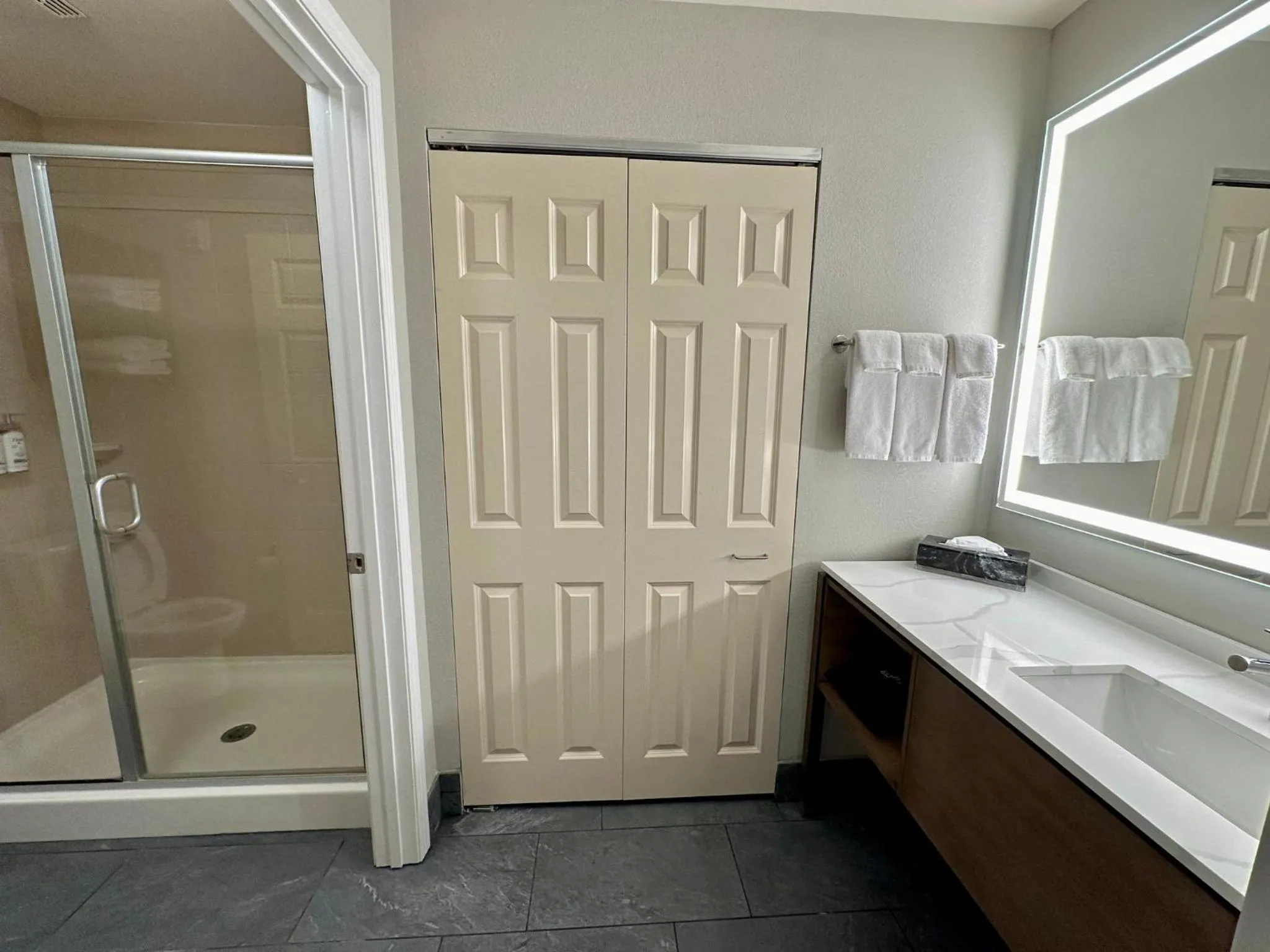 Photo of the whole room in Staybridge Suites Milwaukee West-Oconomowoc by IHG