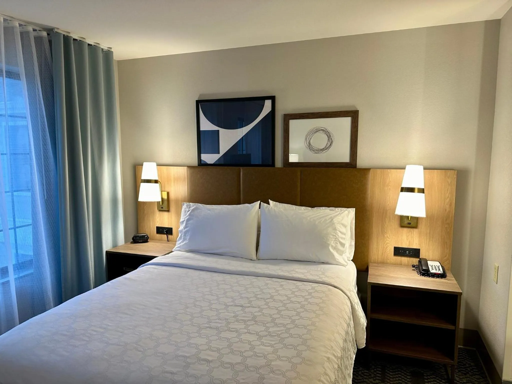 Photo of the whole room, Bed in Staybridge Suites Milwaukee West-Oconomowoc by IHG