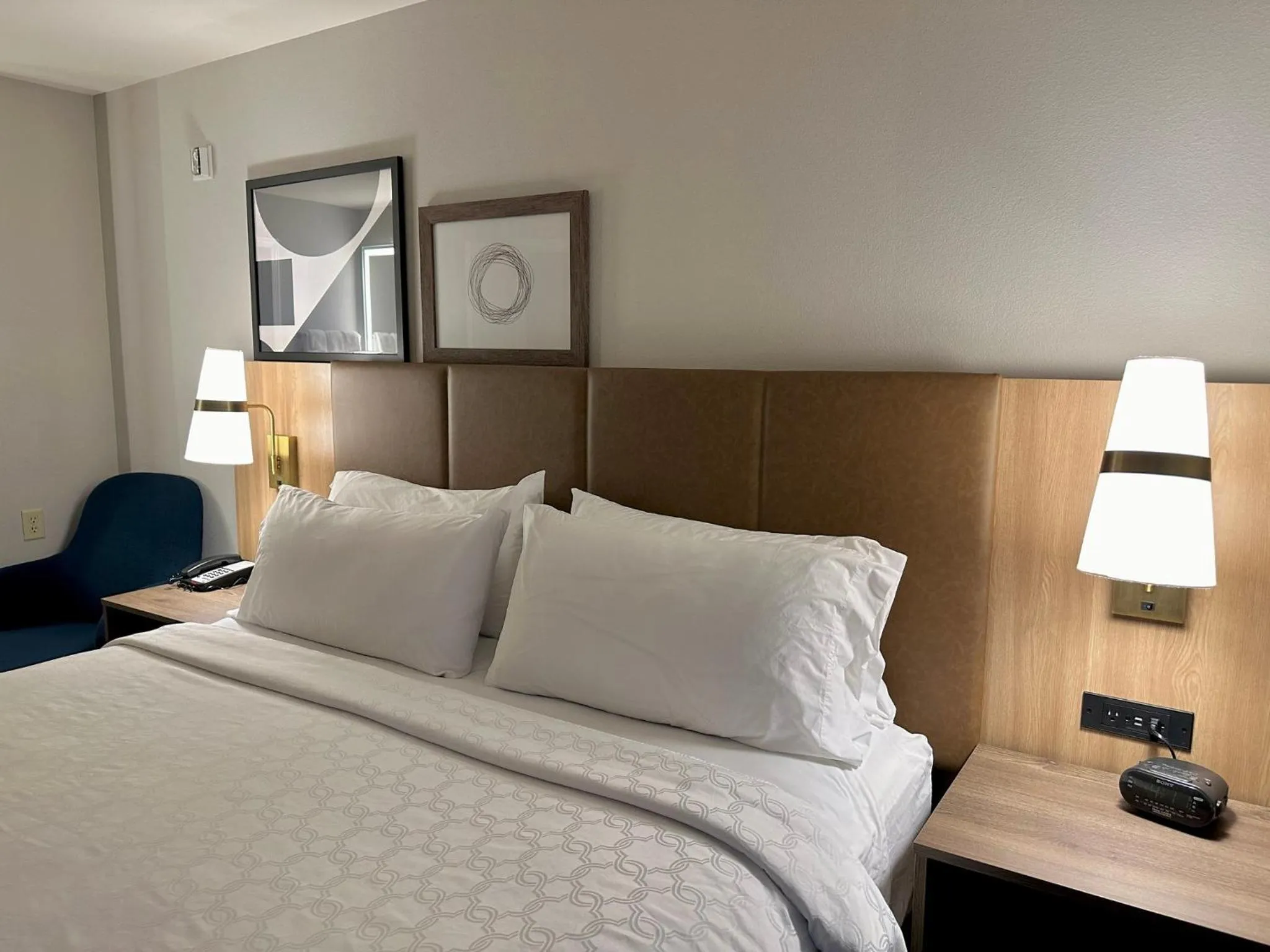 Photo of the whole room, Bed in Staybridge Suites Milwaukee West-Oconomowoc by IHG