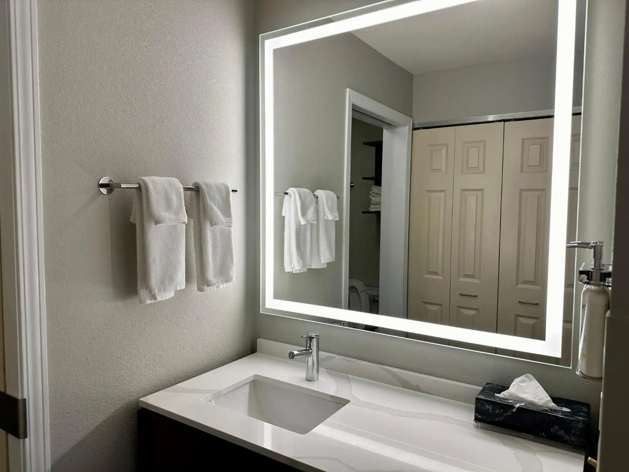 Queen Studio Suite in Staybridge Suites Milwaukee West-Oconomowoc by IHG Queen Studio Suite in Staybridge Suites Milwaukee West-Oconomowoc by IHG