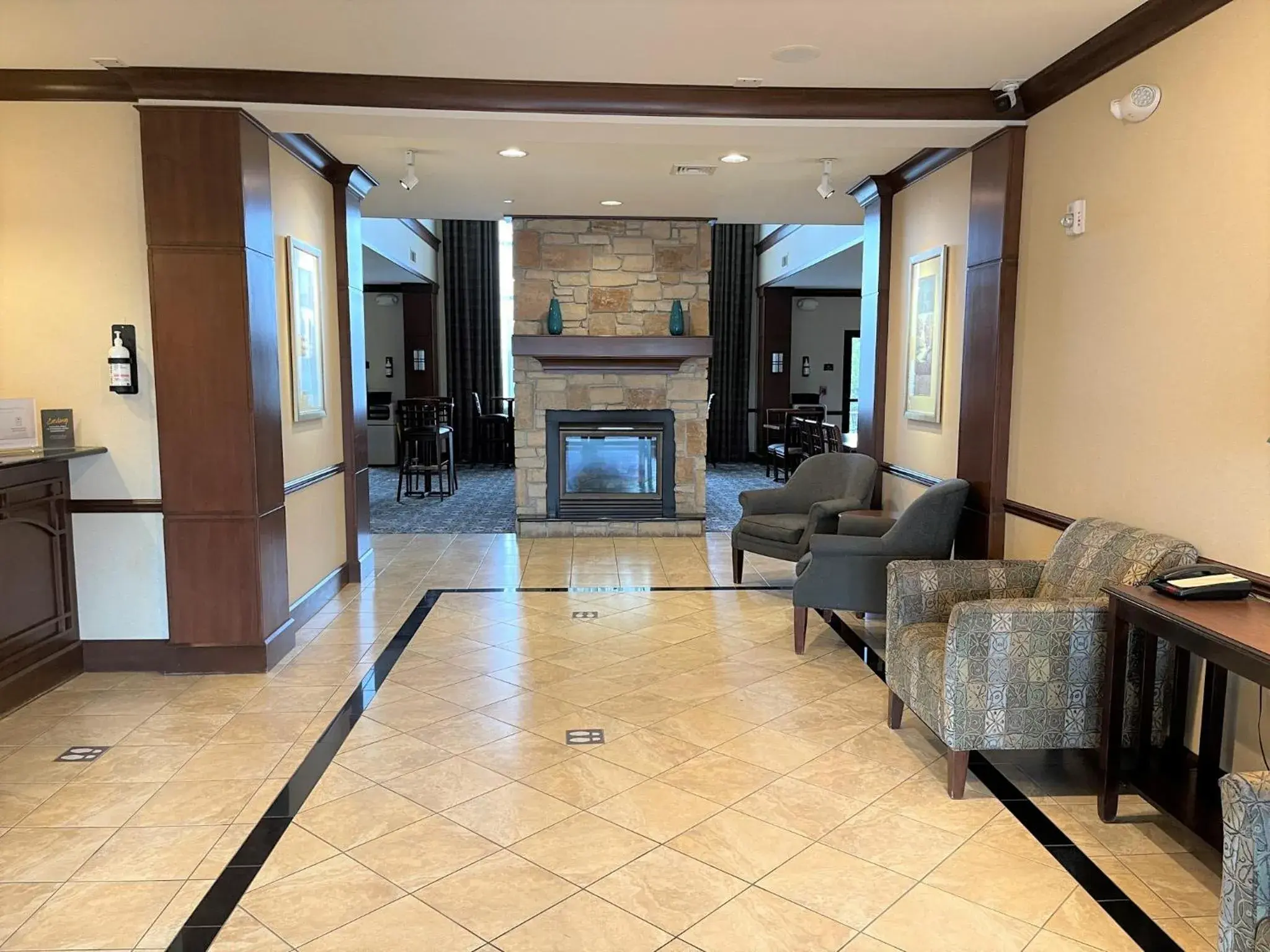Lobby or reception in Staybridge Suites Milwaukee West-Oconomowoc by IHG Lobby or reception in Staybridge Suites Milwaukee West-Oconomowoc by IHG