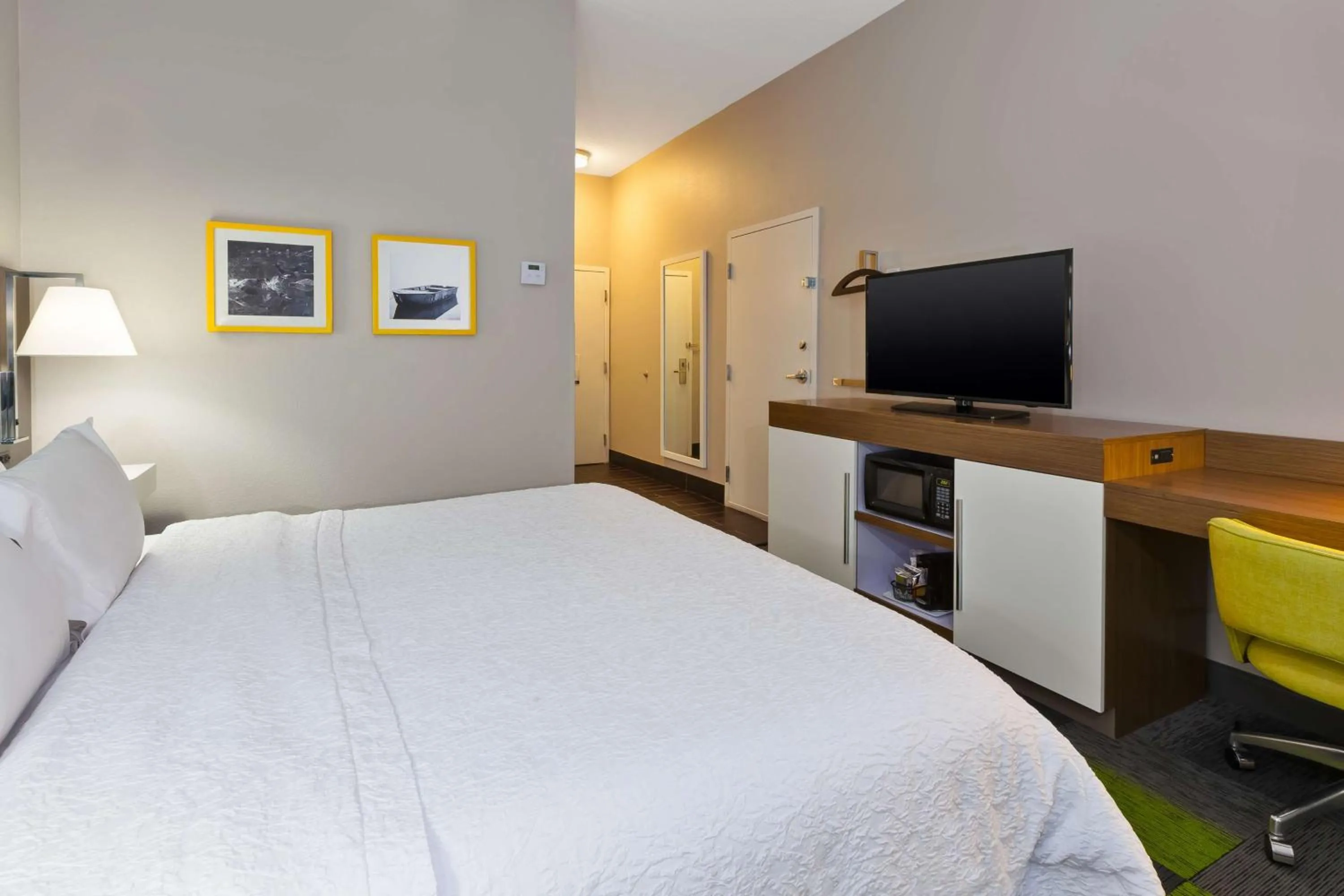 Bedroom, Bed in Hampton Inn Marysville