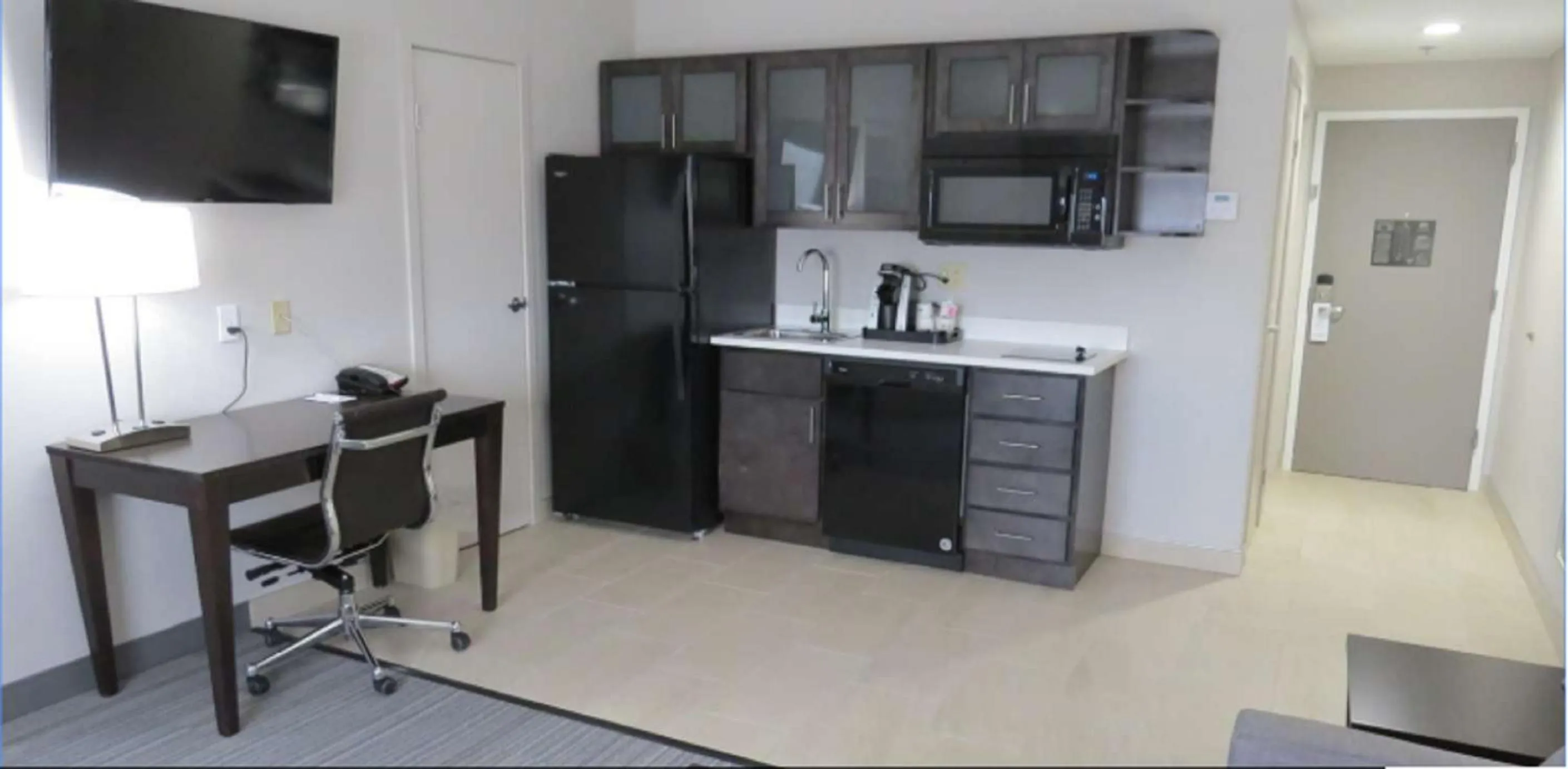 Kitchen or kitchenette in Best Western Plus Wilkes Barre-Scranton Airport Hotel