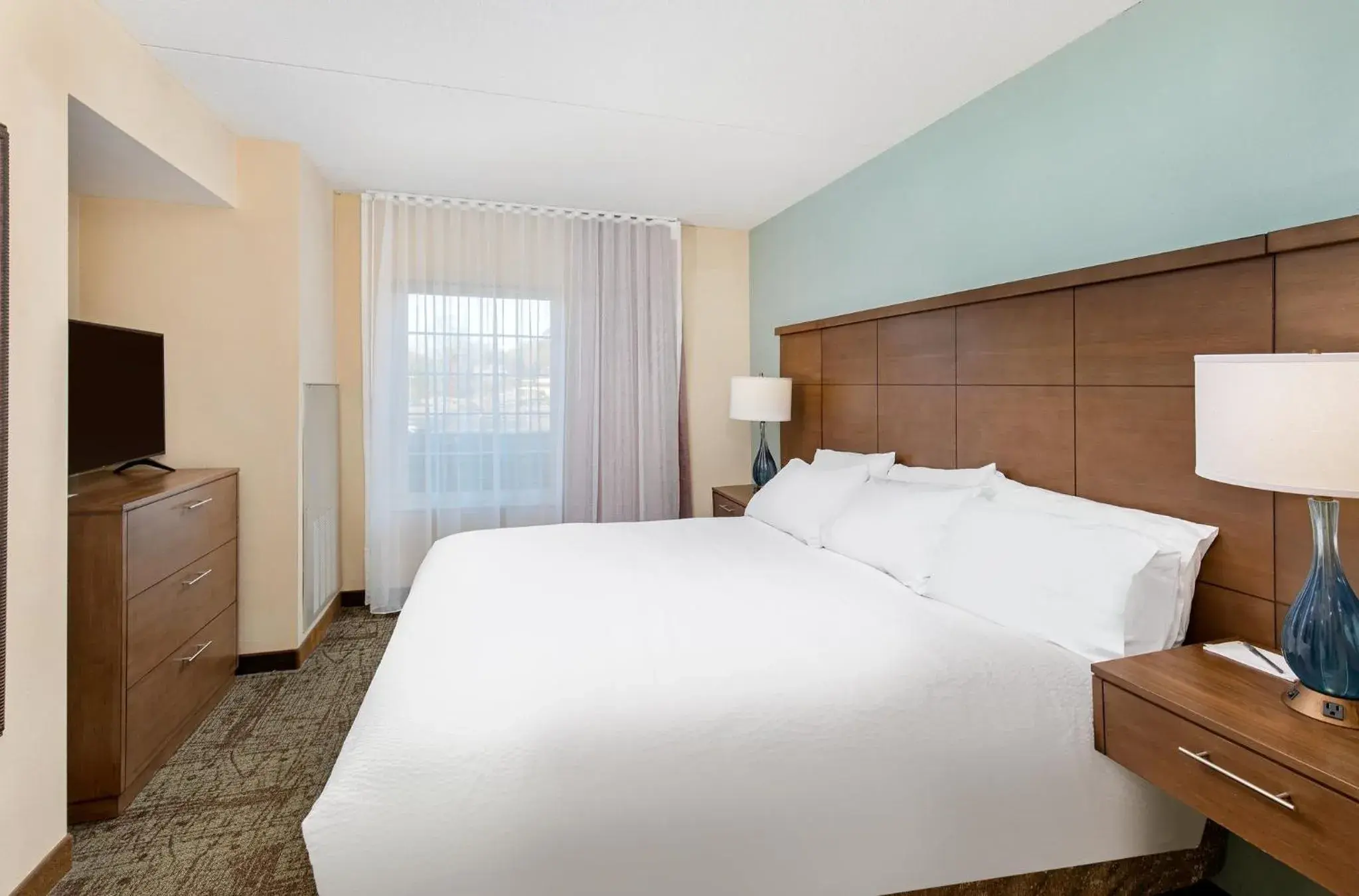 King Room - Mobility Access/Roll in Shower - Non-Smoking in Staybridge Suites-Knoxville Oak Ridge by IHG King Room - Mobility Access/Roll in Shower - Non-Smoking in Staybridge Suites-Knoxville Oak Ridge by IHG