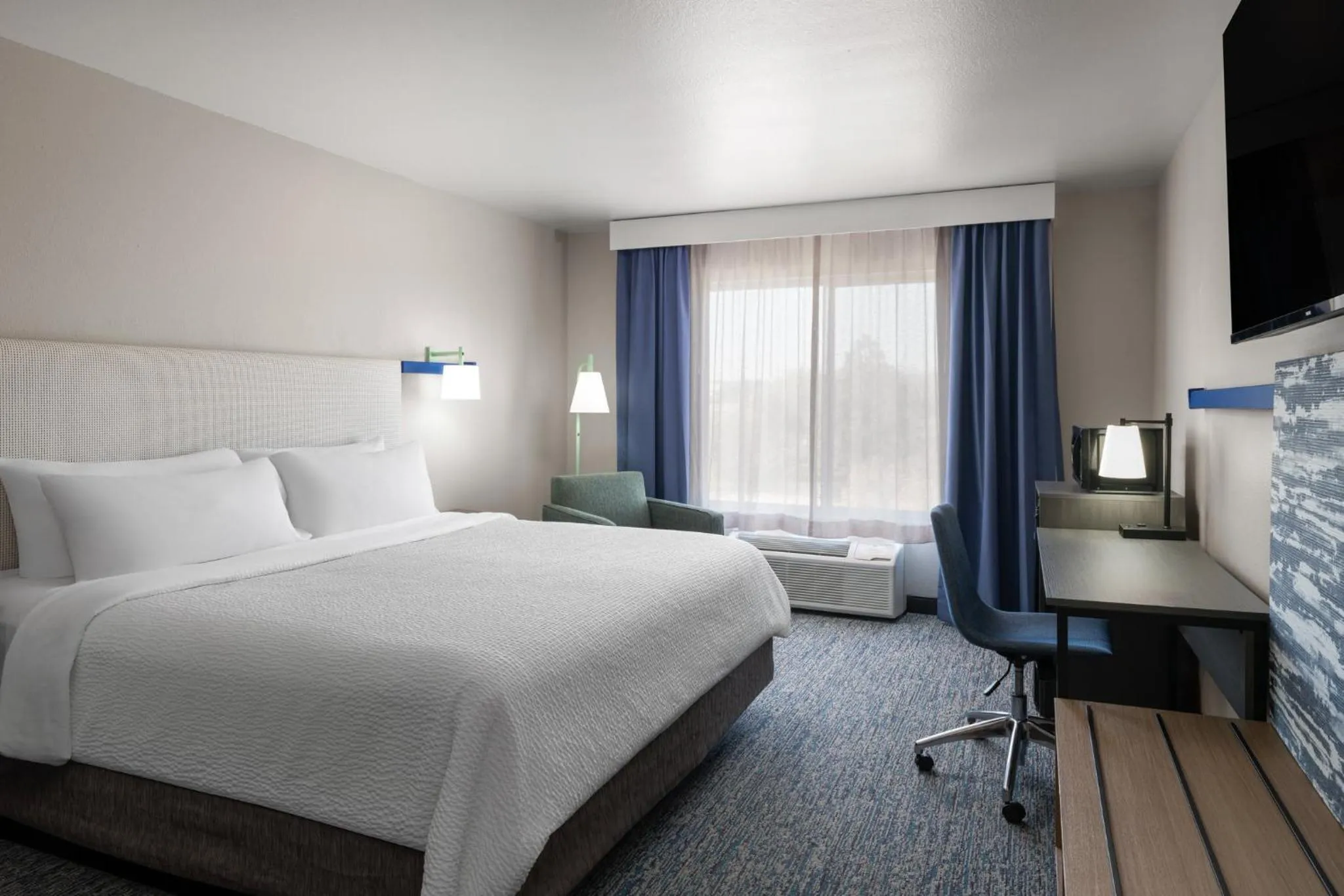 Photo of the whole room, Bed in Garner Hotel Brookings by IHG