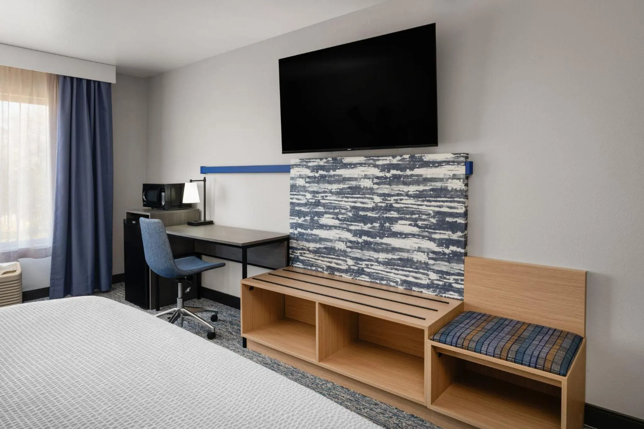 Photo of the whole room, Bed in Garner Hotel Brookings by IHG