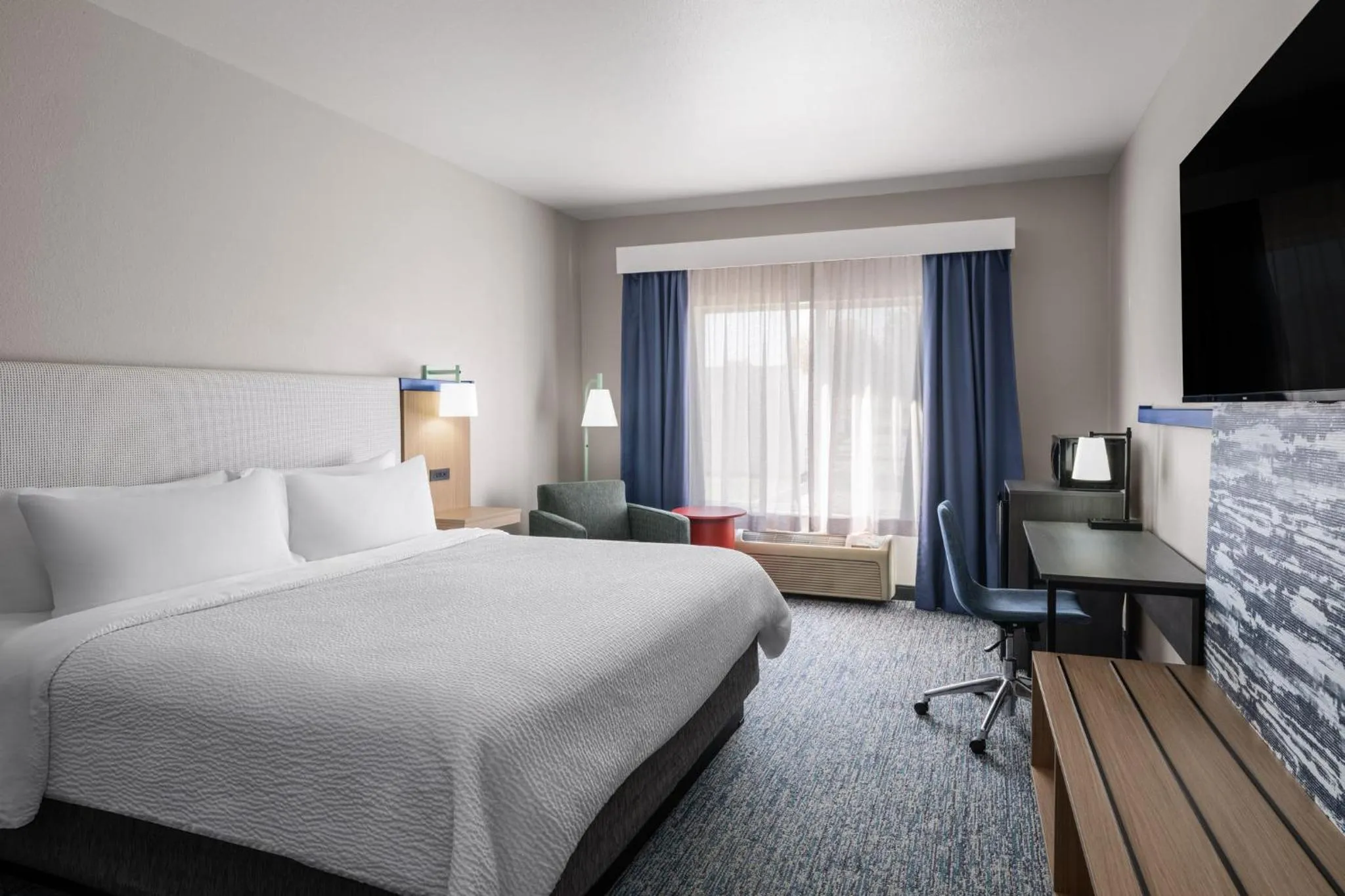 Photo of the whole room, Bed in Garner Hotel Brookings by IHG