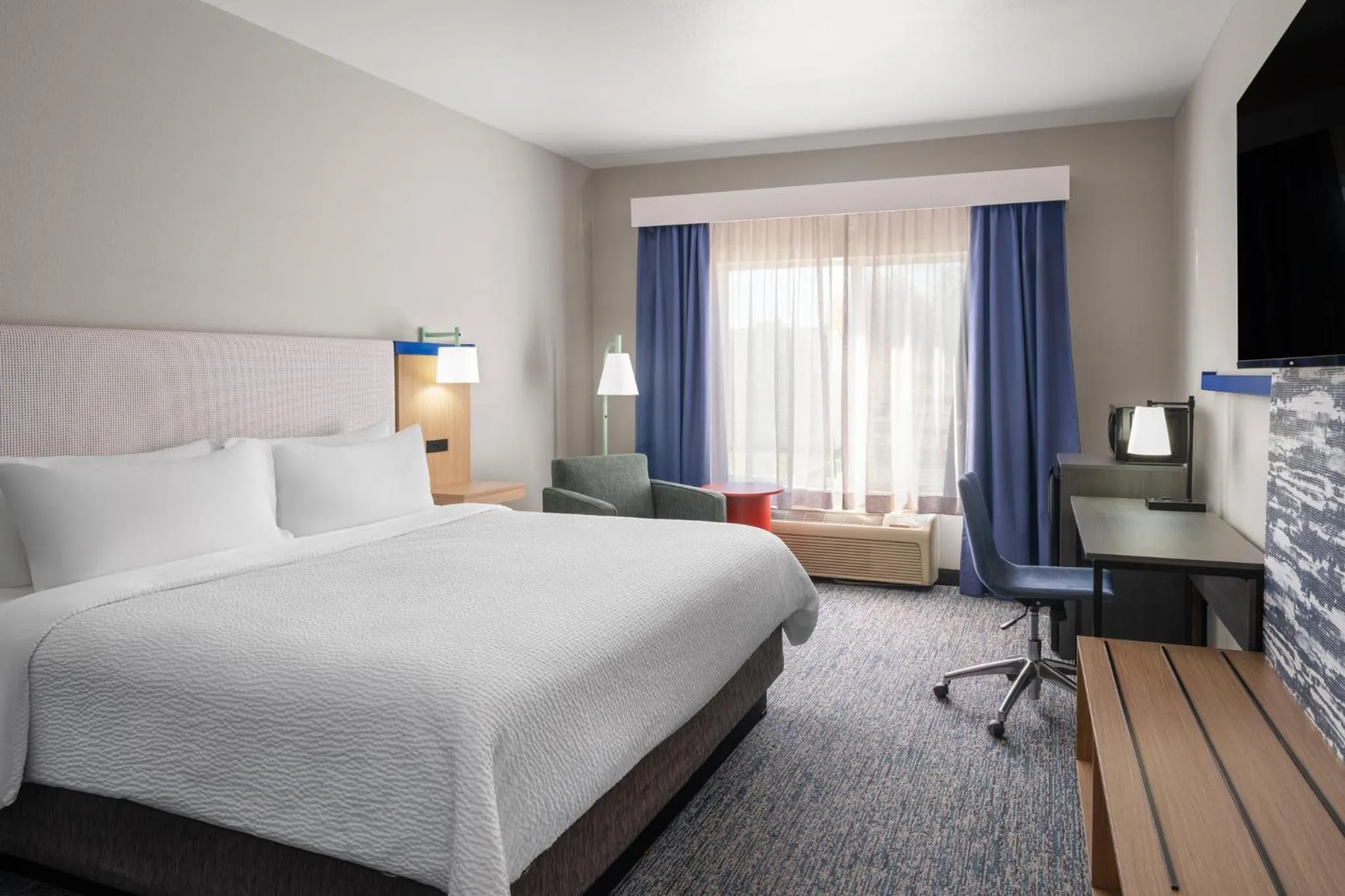 Photo of the whole room, Bed in Garner Hotel Brookings by IHG