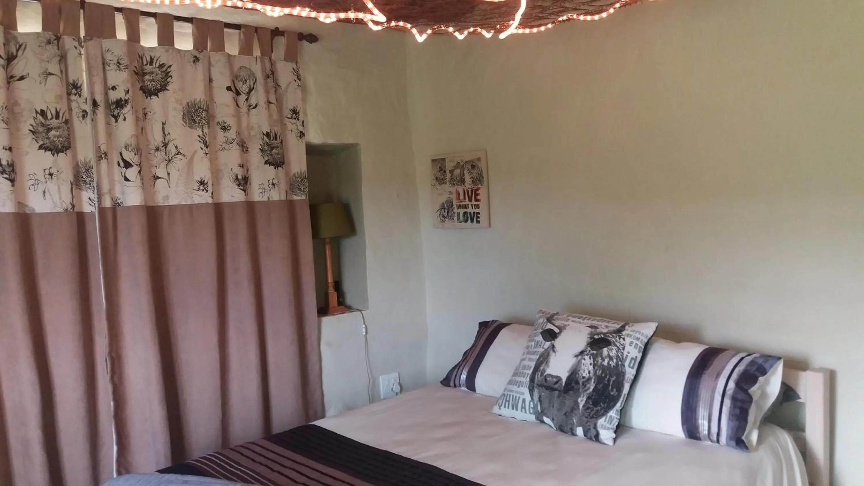 Bed in Die Hoenderhok and Die Plaashuisie
