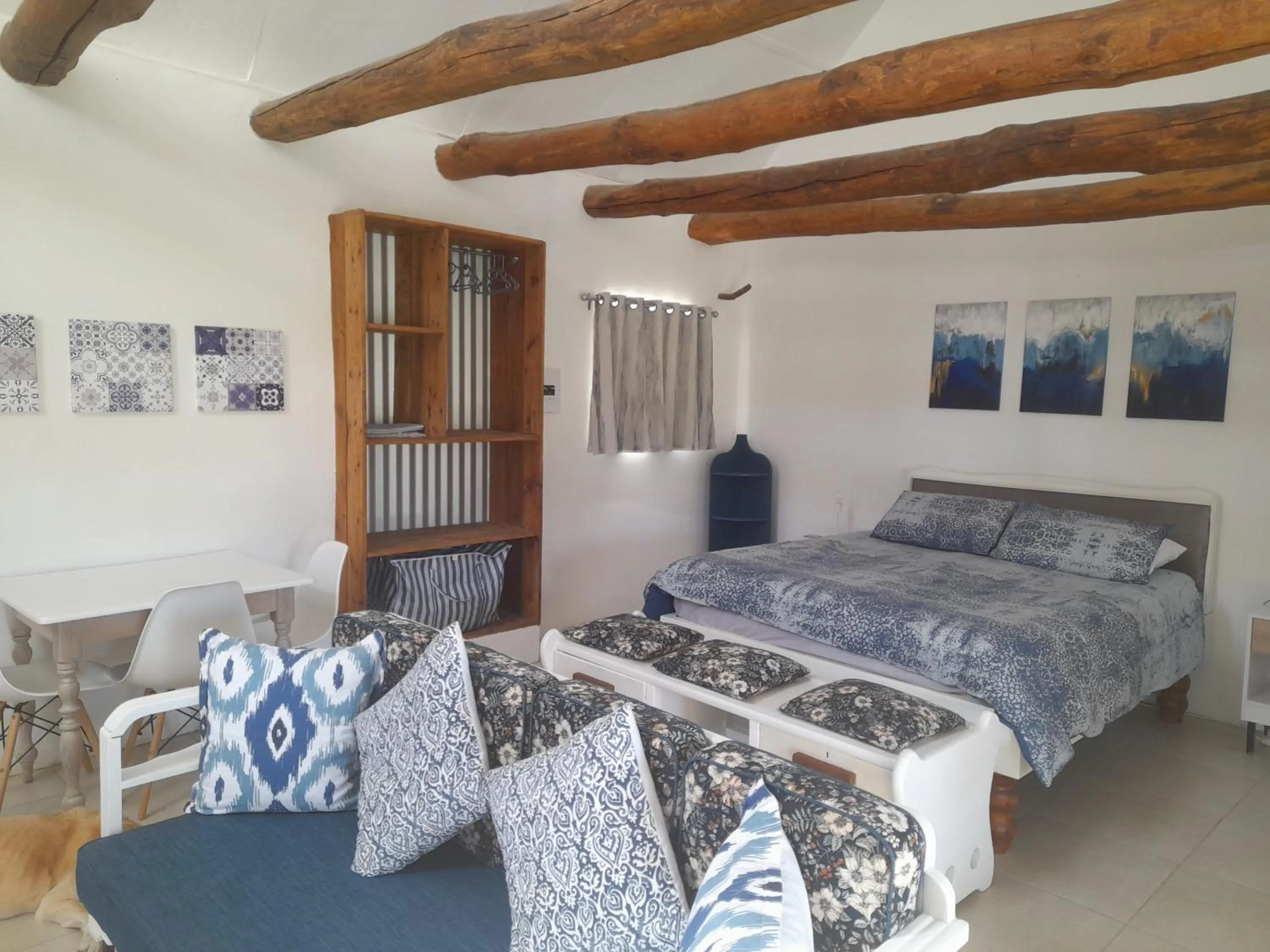 Bed in Die Hoenderhok and Die Plaashuisie