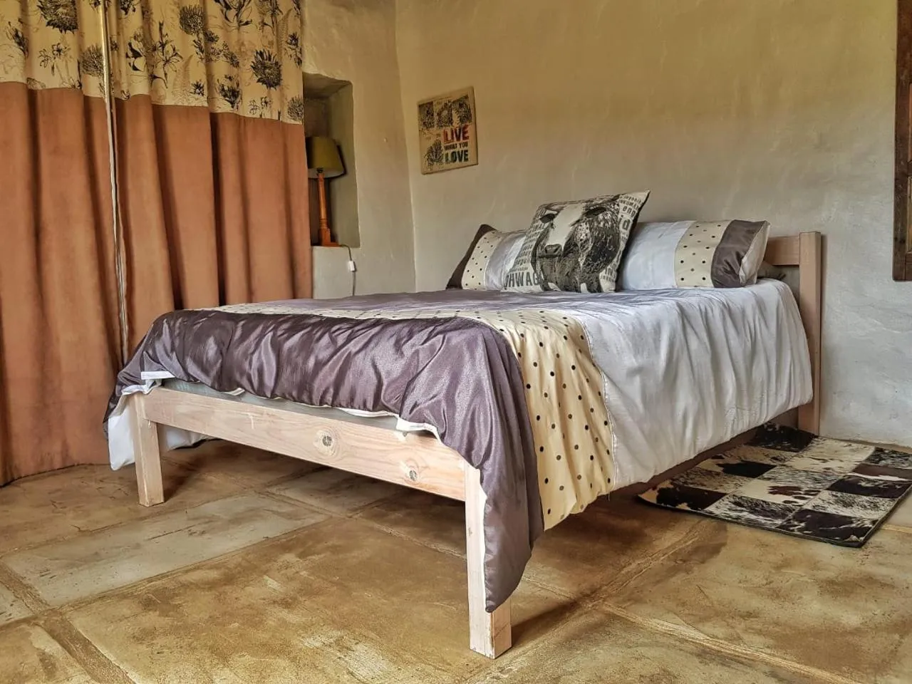 Bed in Die Hoenderhok and Die Plaashuisie