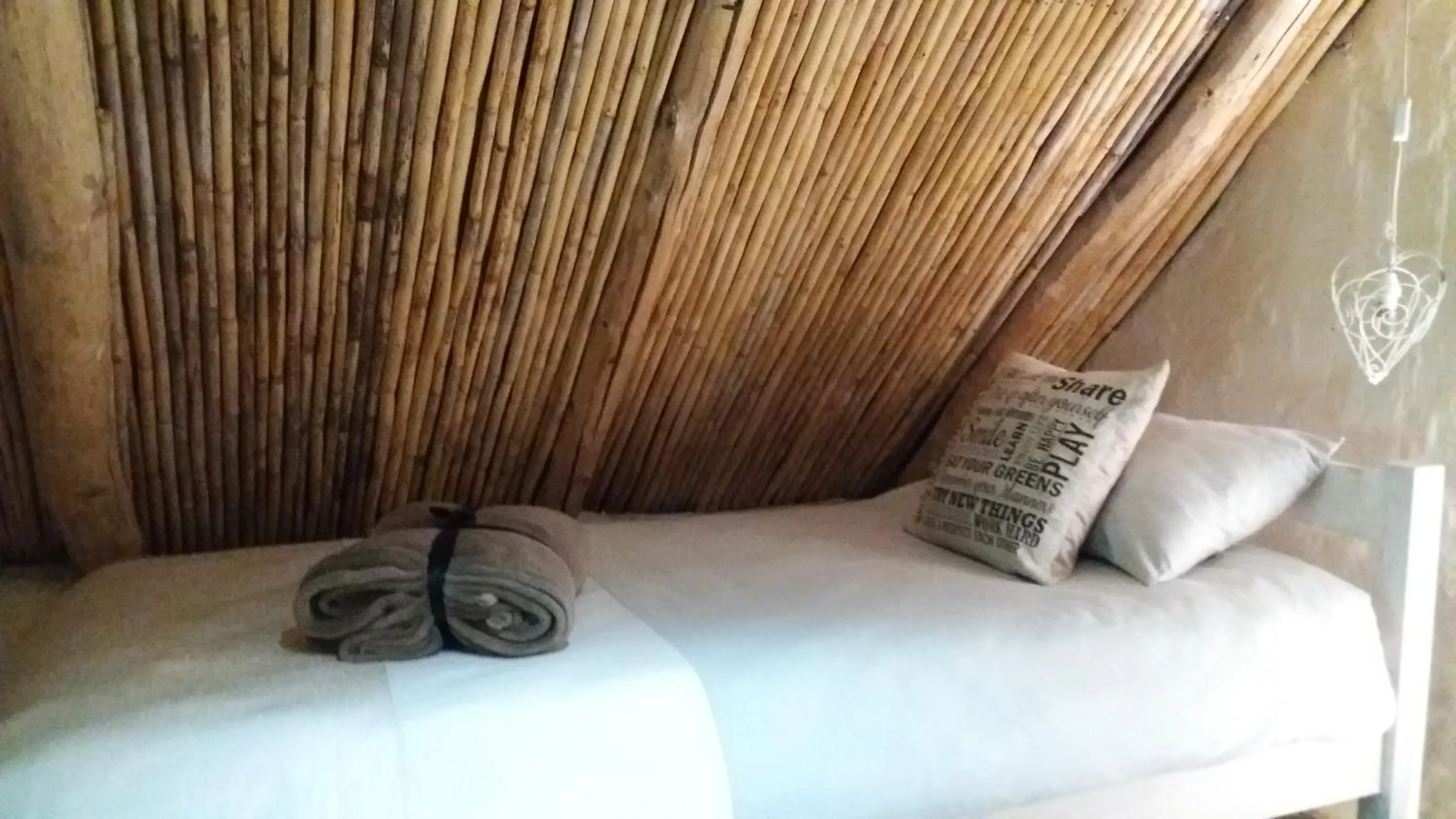 Bed in Die Hoenderhok and Die Plaashuisie