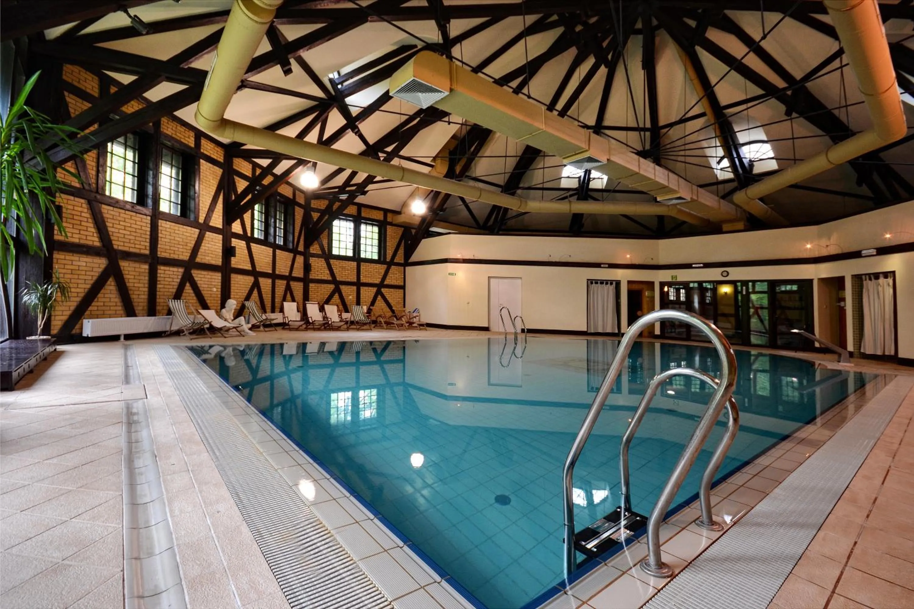 Pool view in Zamek Kliczków