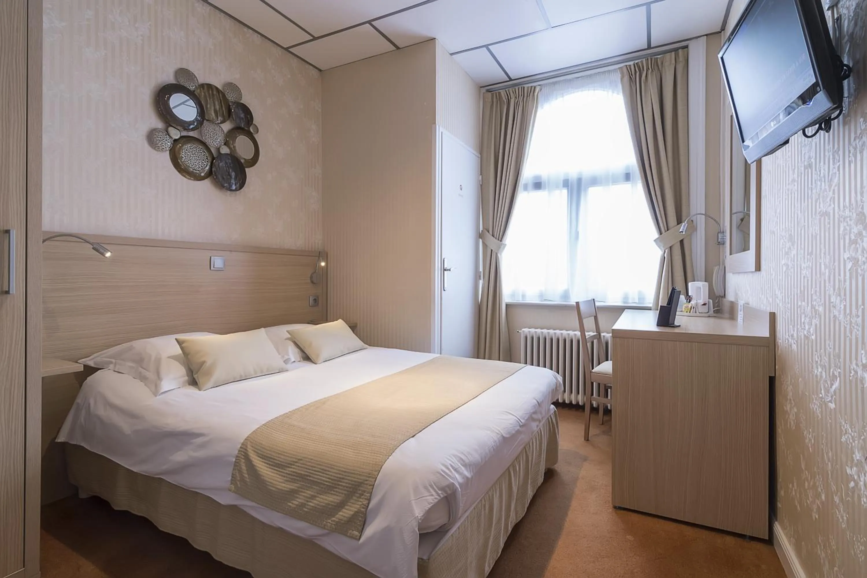 Photo of the whole room, Bed in Hotel Du Moulin d'Or