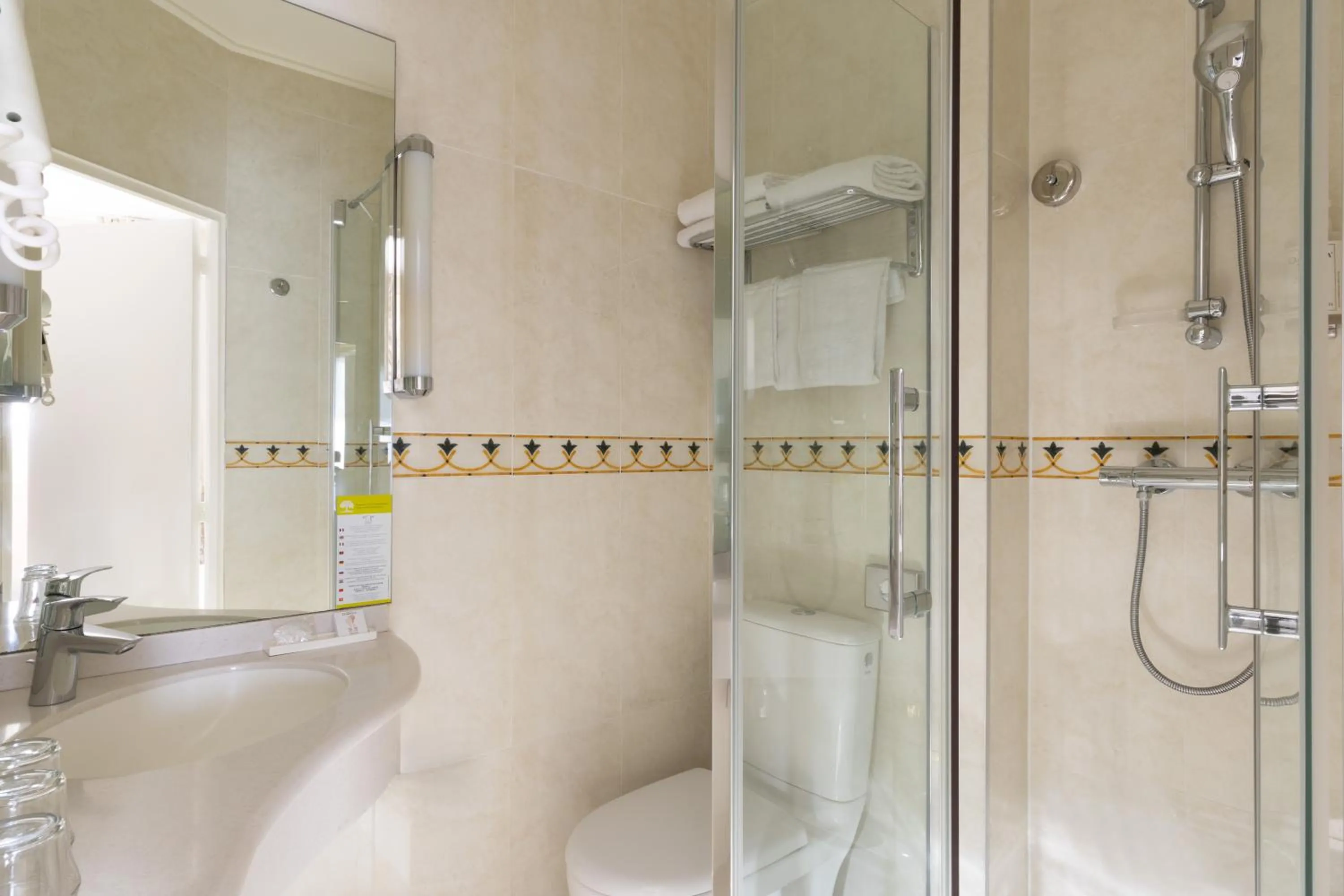 Bathroom in Hotel Clément
