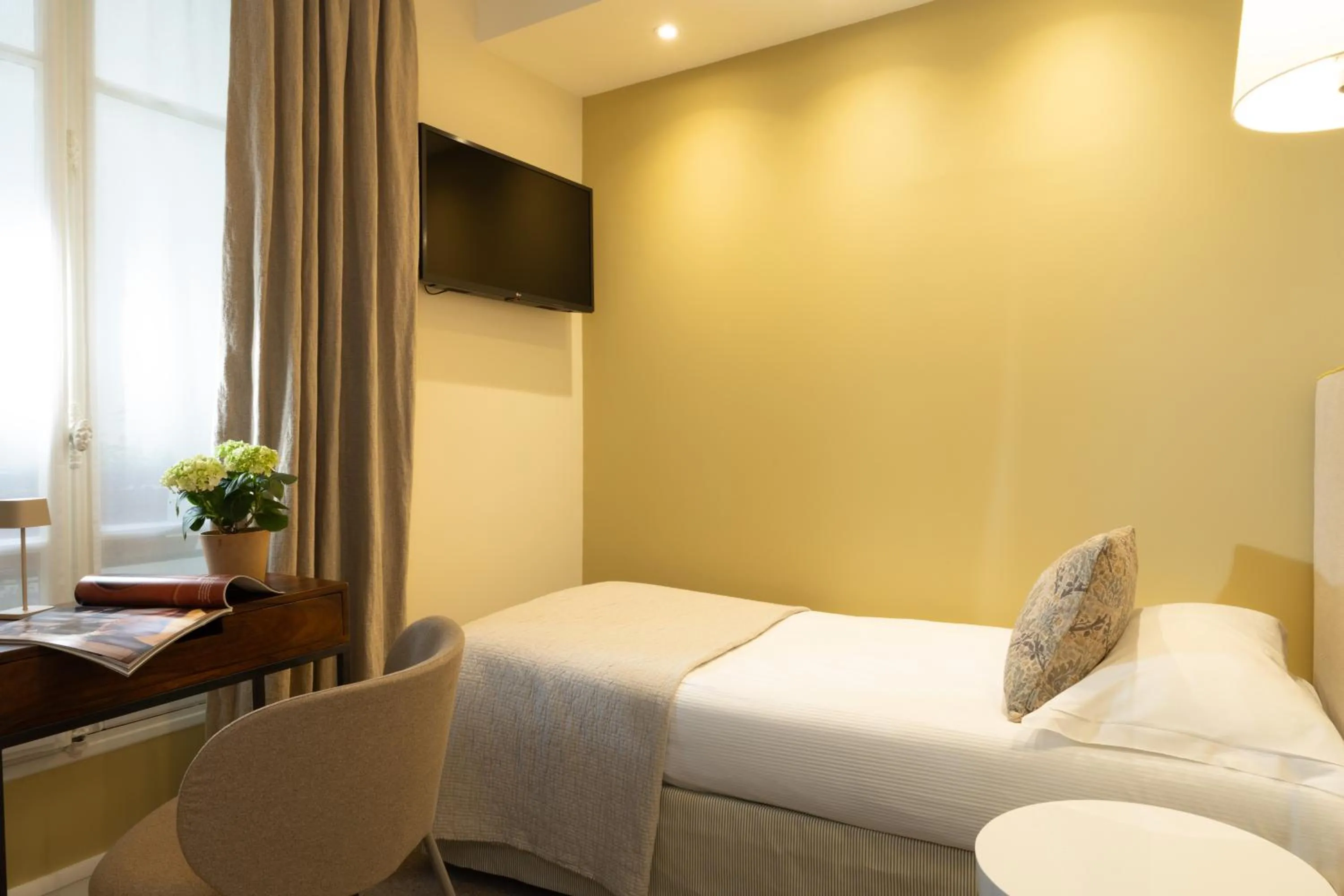 Bedroom, Bed in Hotel Clément