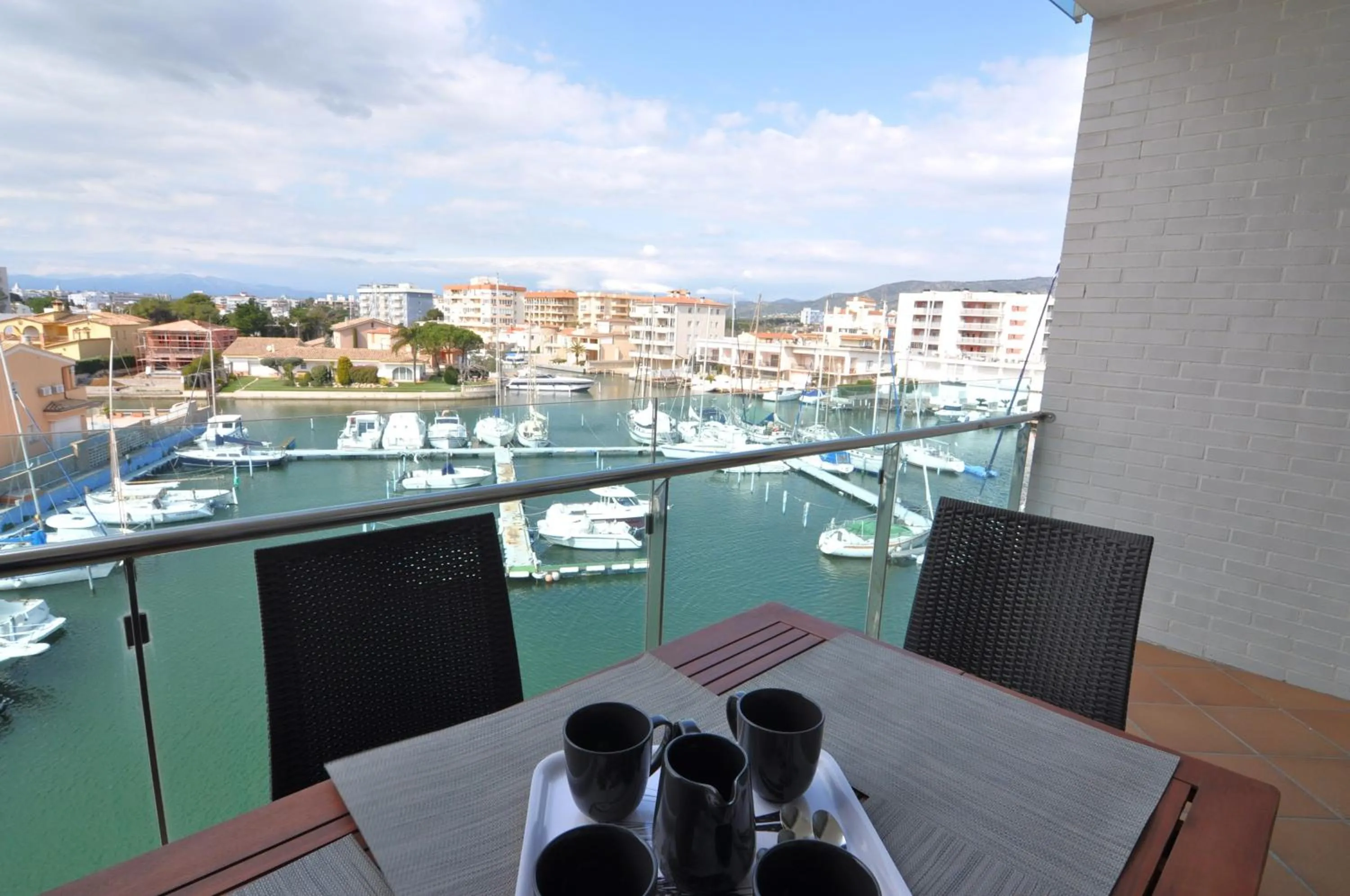 RNET - Apartments Roses Port Trebol