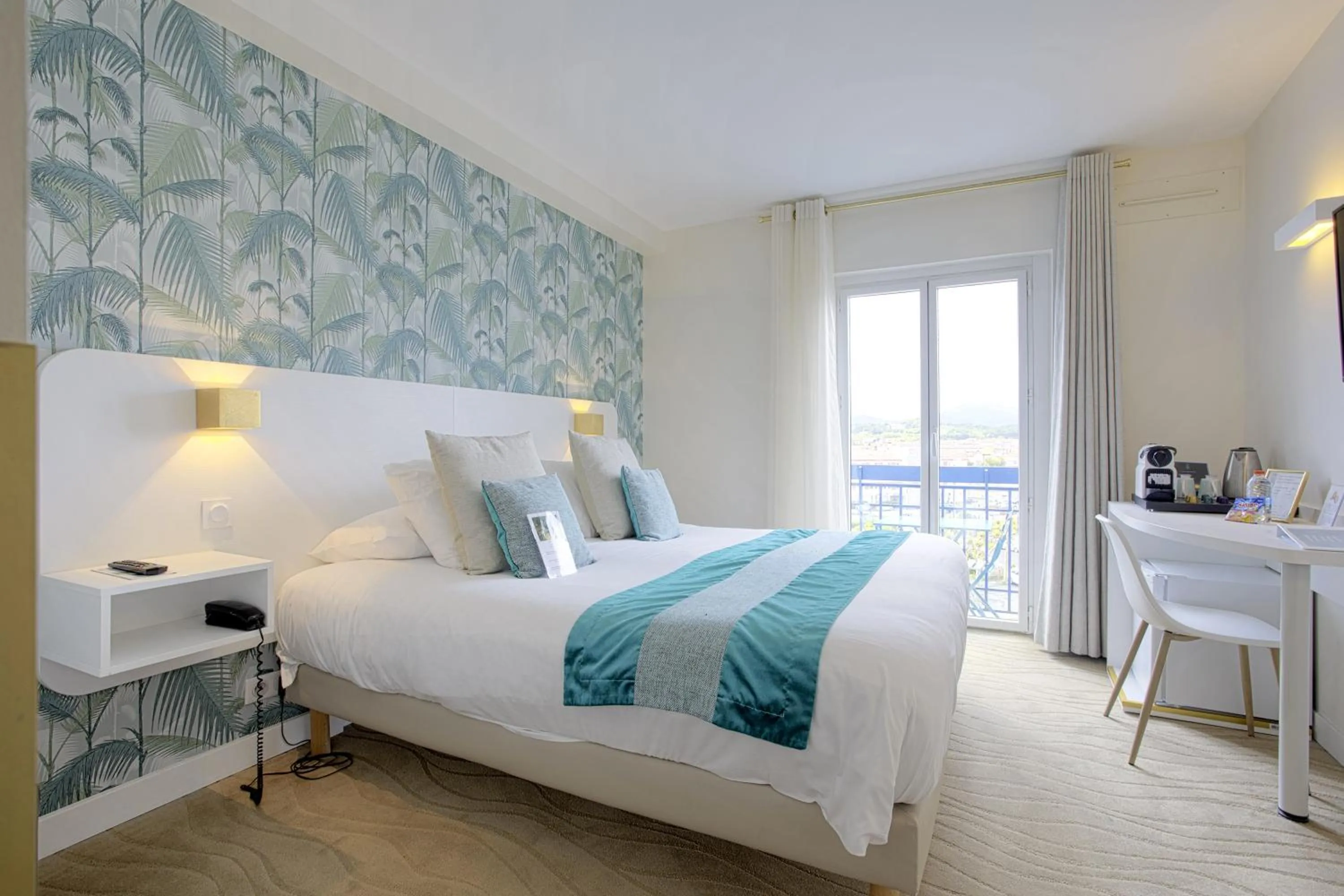 Bedroom, Bed in Hotel Le Relais Saint-Jacques