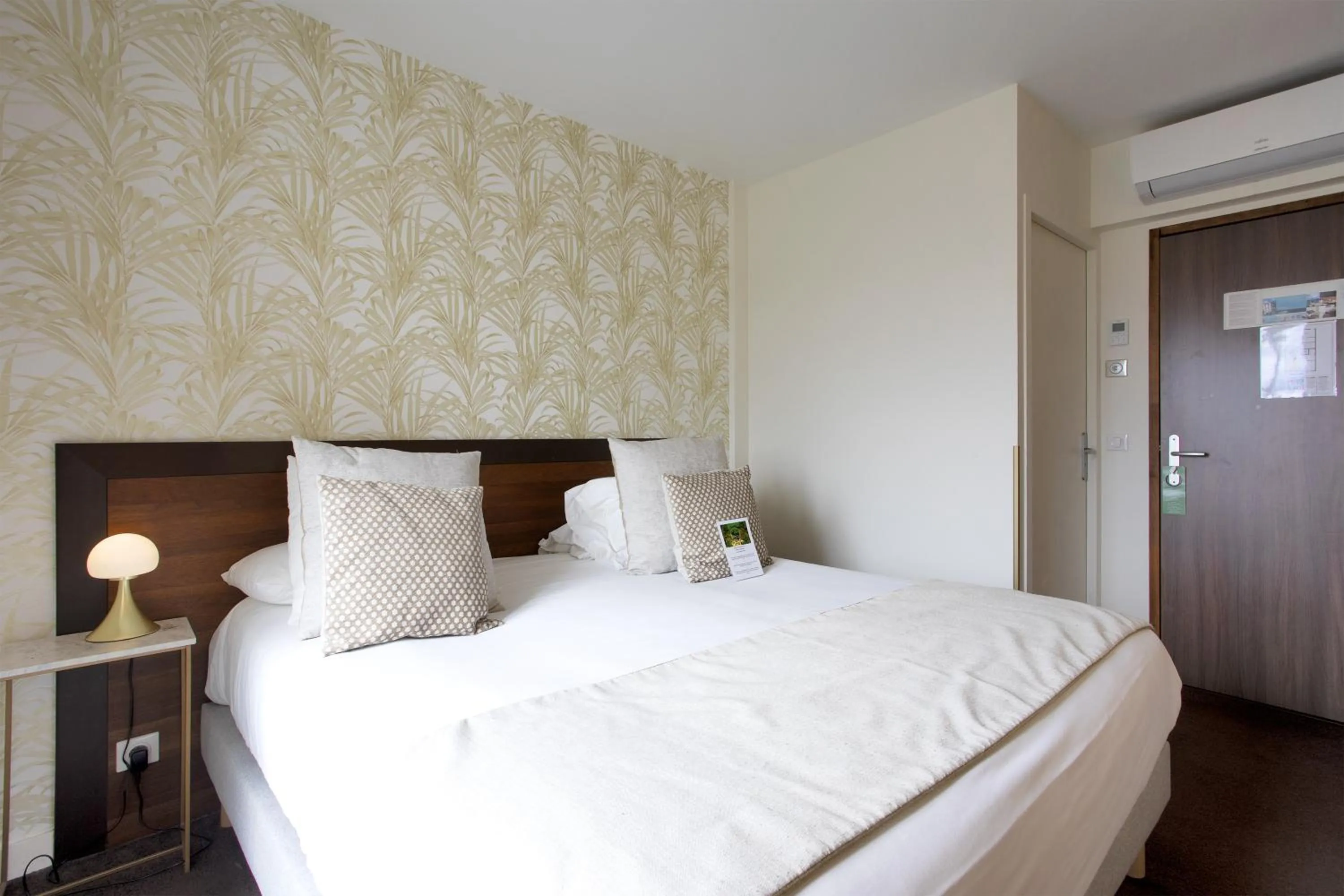 Bedroom, Bed in Hotel Le Relais Saint-Jacques