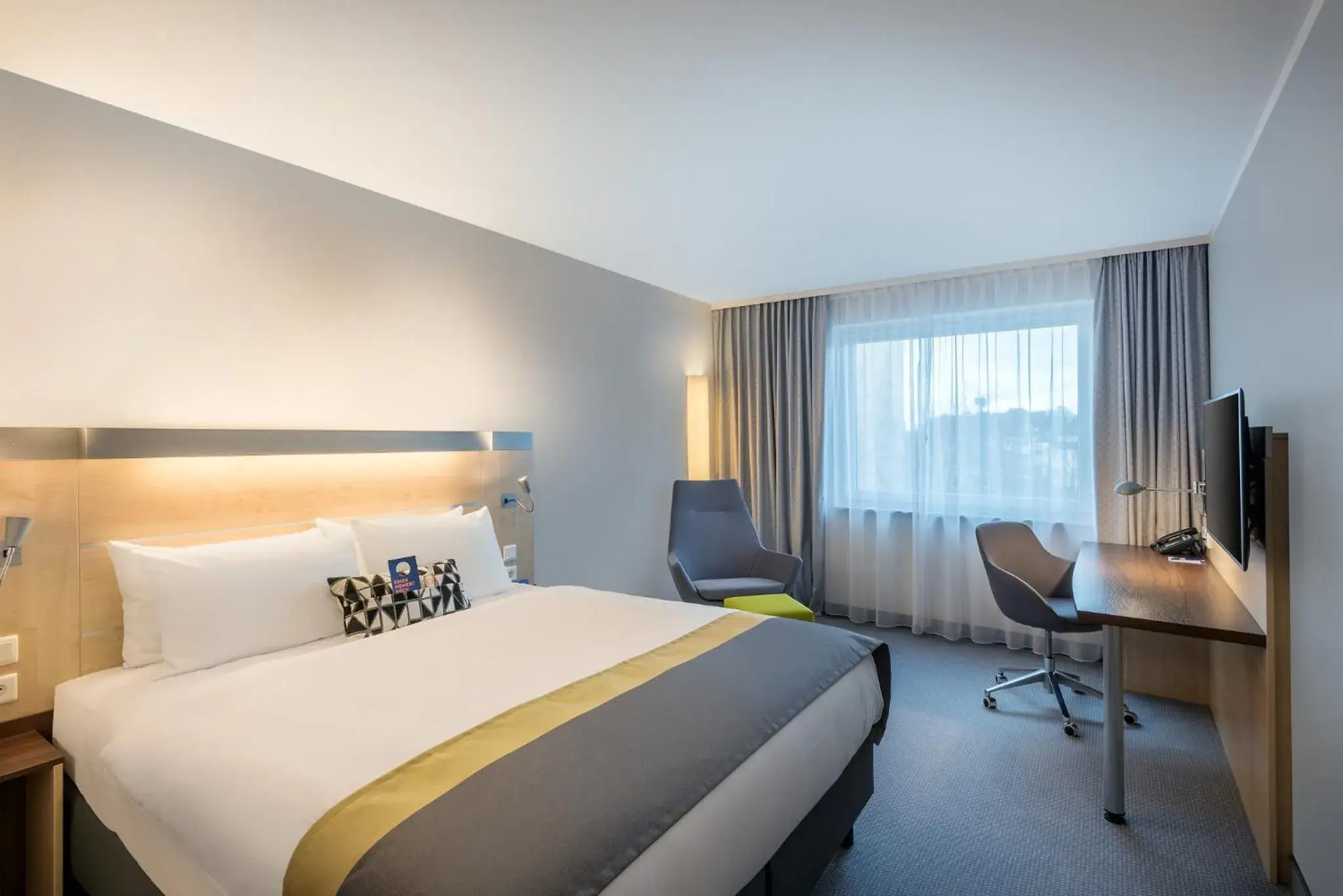 Photo of the whole room, Bed in Holiday Inn Express Gütersloh by IHG Photo of the whole room, Bed in Holiday Inn Express Gütersloh by IHG