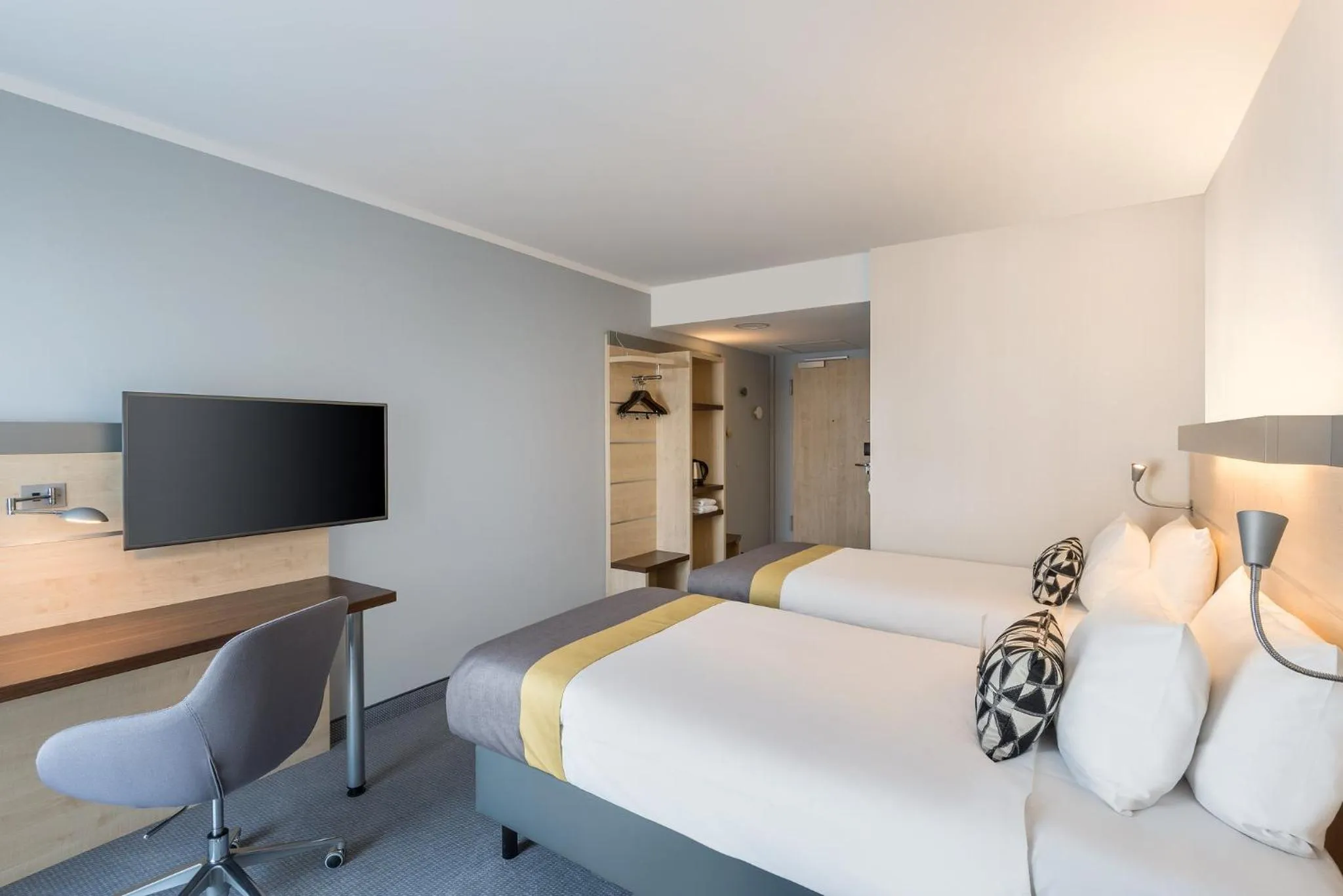Photo of the whole room, Bed in Holiday Inn Express Gütersloh by IHG