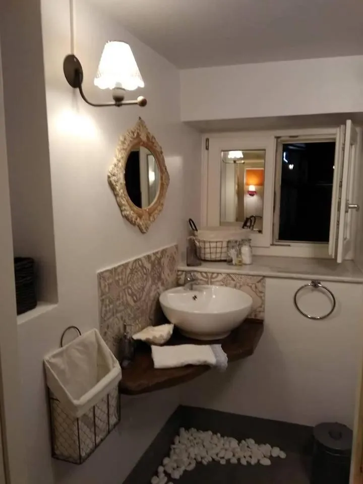 Bathroom in Locadiera Pansion