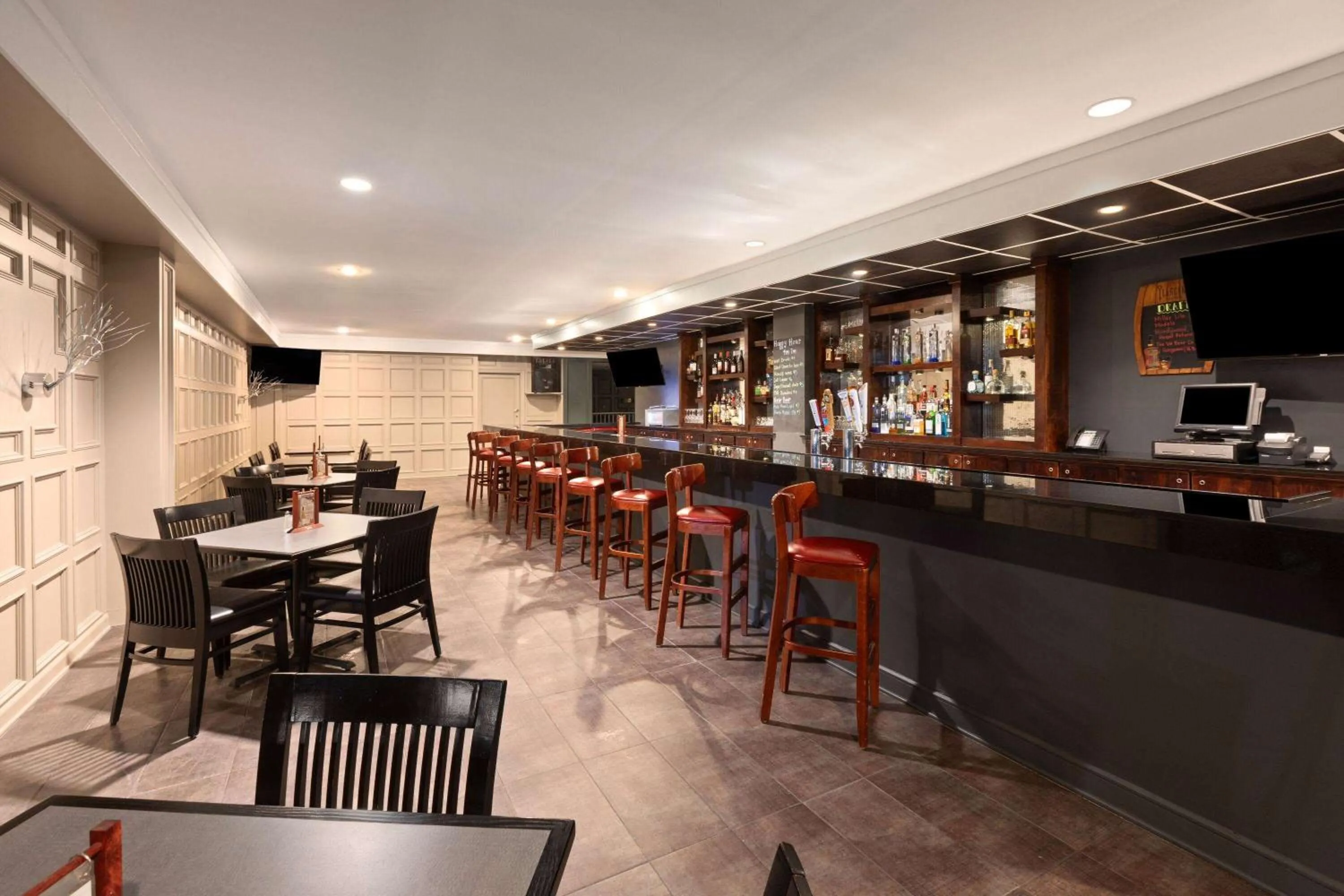 Restaurant/places to eat in Wyndham Garden Norfolk Downtown